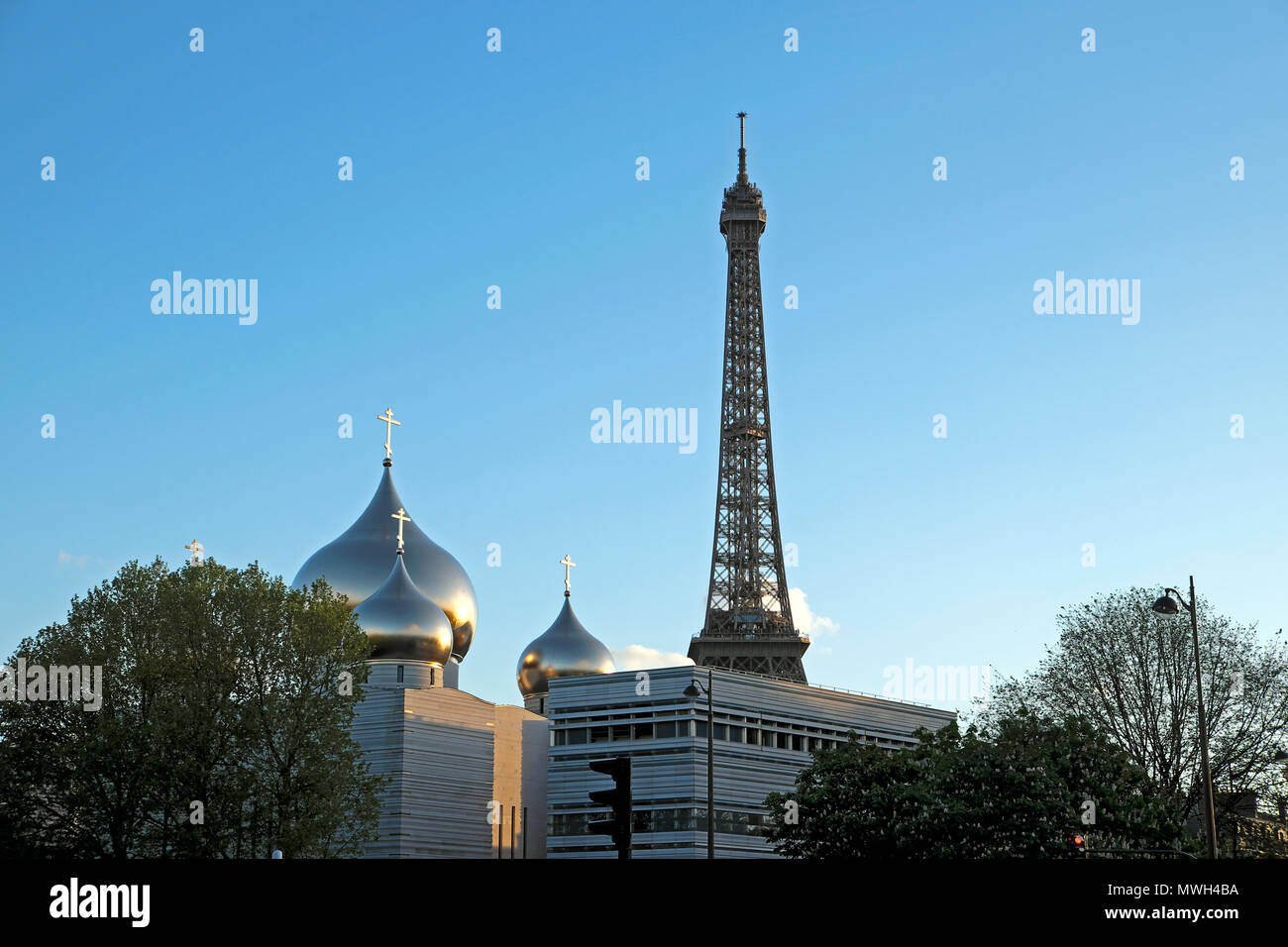 Vista delle cupole della Santa Trinità, la chiesa russo-ortodossa centro spirituale e culturale e la Torre Eiffel di Parigi, Francia KATHY DEWITT Foto Stock