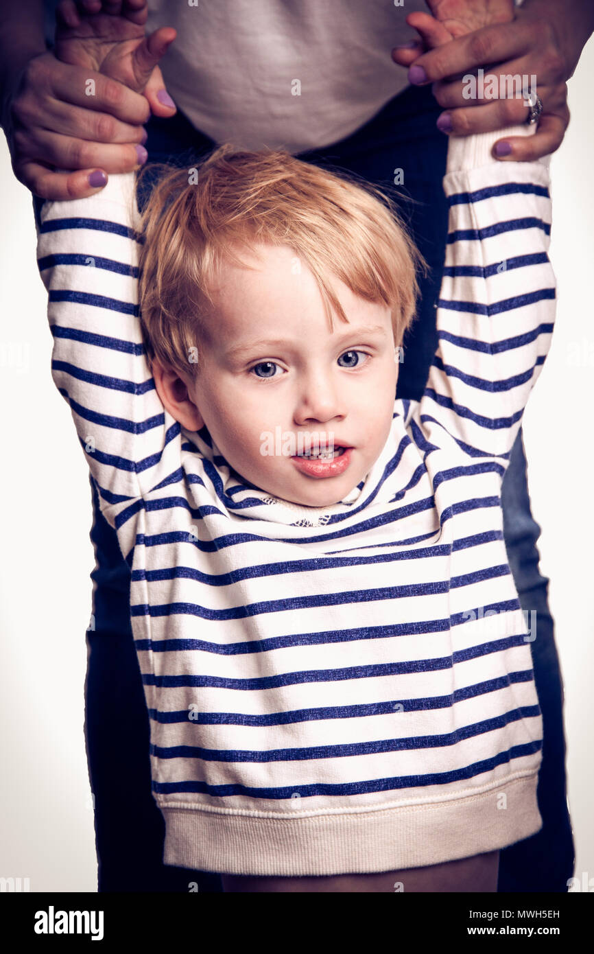 Giovani caucasici ragazzo Toddler agisce Silly su un Photo Shoot davanti a uno sfondo bianco Foto Stock