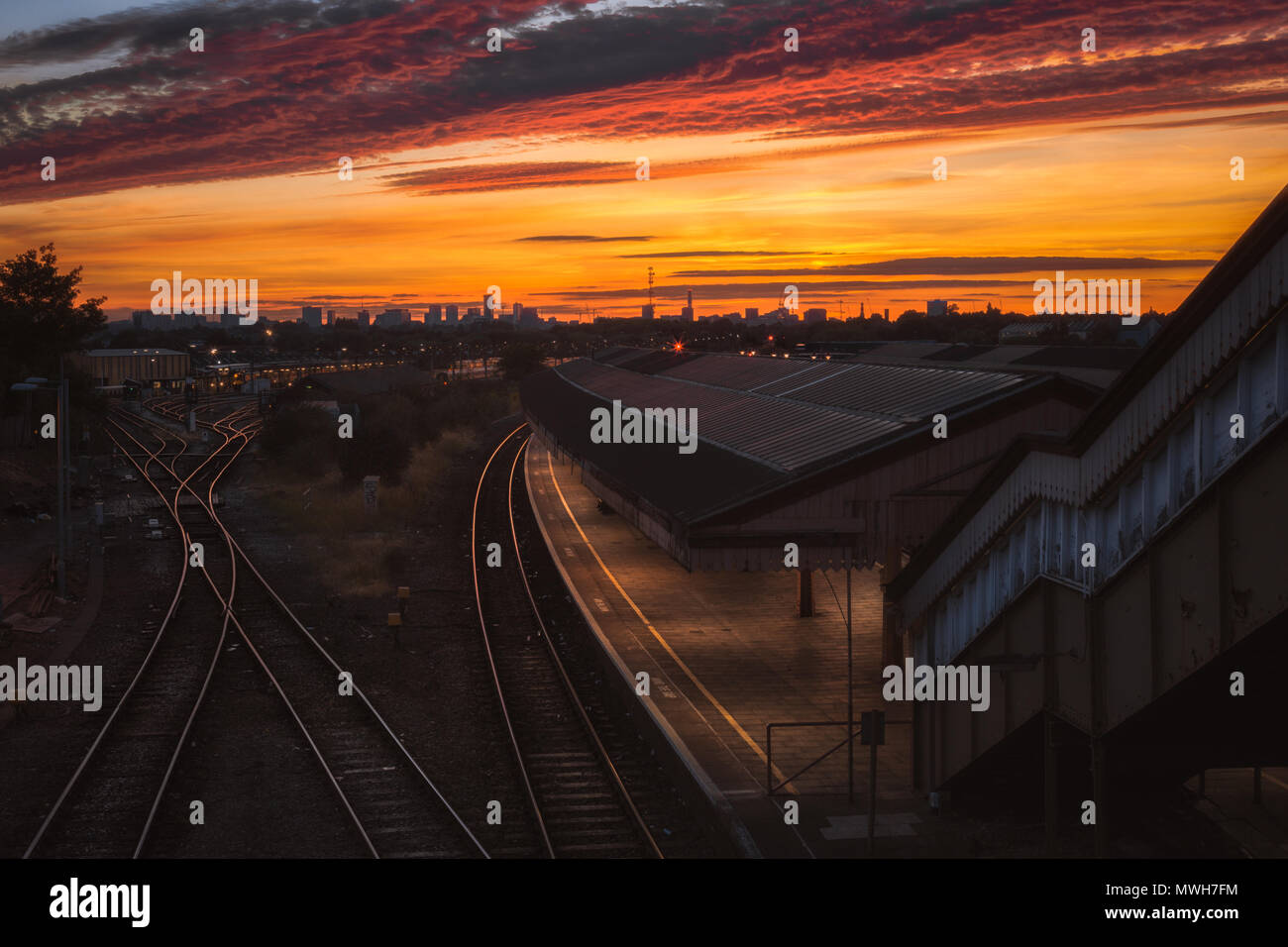 Il tramonto sulla città di Birmingham da Tyseley stazione ferroviaria Foto Stock