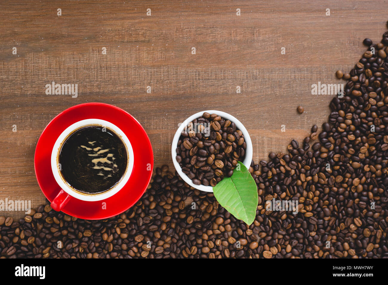 Tazza di caffè e caffè in grani , piatto immagine laici con copia spazio per il testo Foto Stock