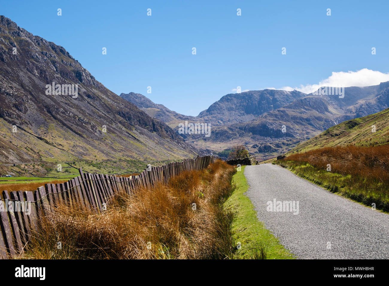 Un viottolo di campagna con recinto di ardesia (Crawia) in Nant Ffrancon valle nelle montagne del Parco Nazionale di Snowdonia. Ogwen Gwynedd Bethesda North Wales UK Foto Stock