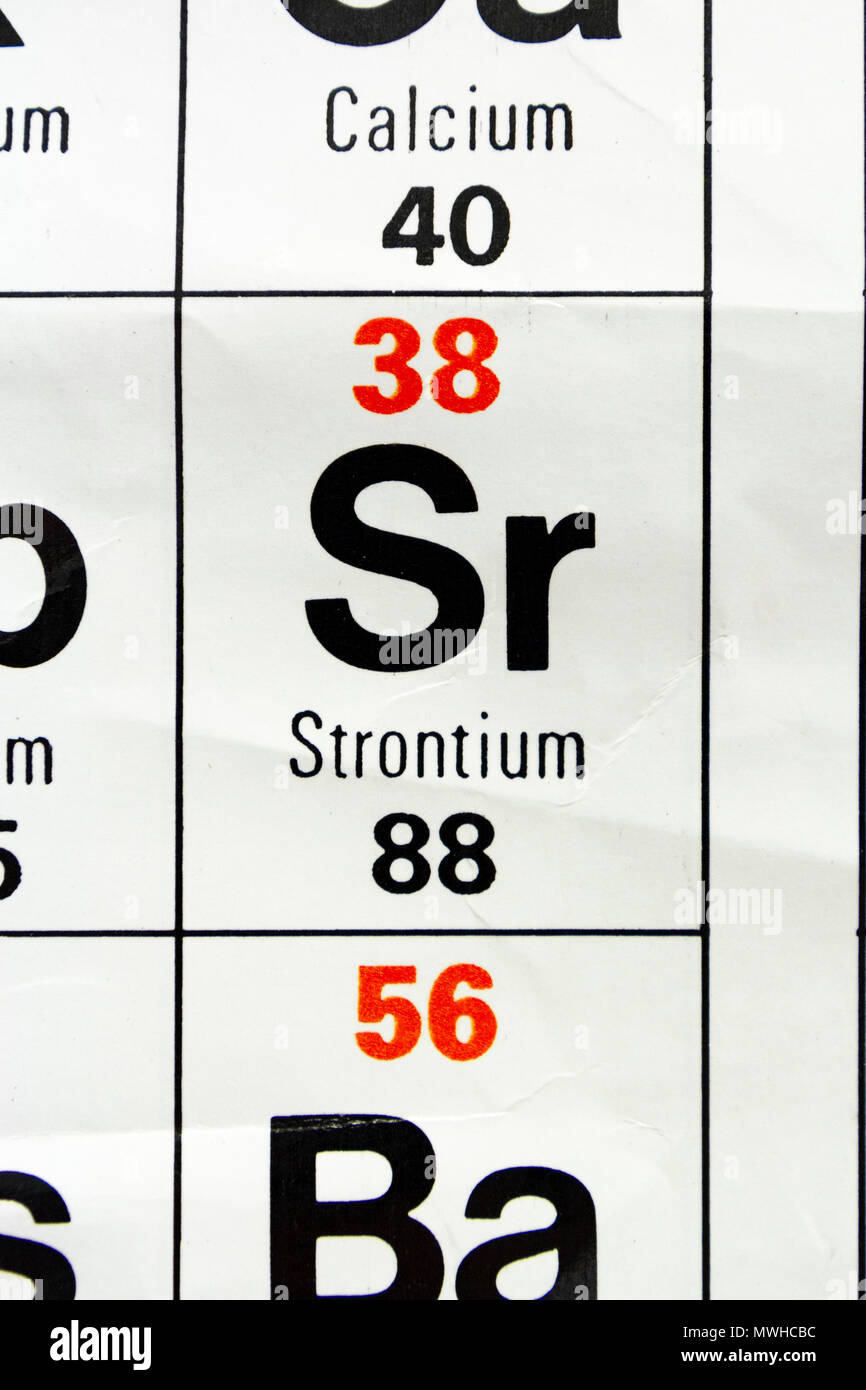 L'elemento di stronzio (Sr) come su di una tavola periodica come grafico utilizzato in una scuola del Regno Unito. Foto Stock