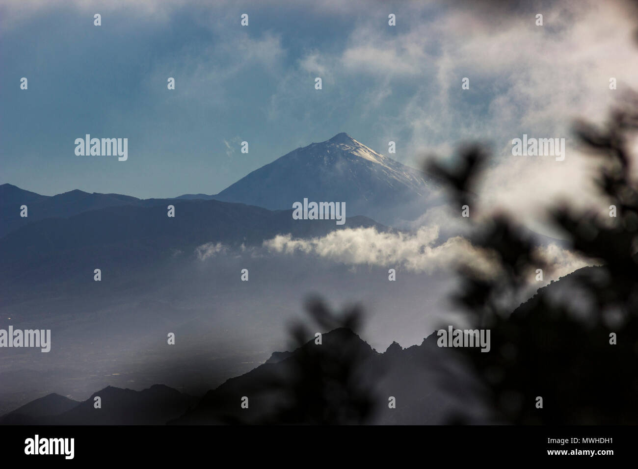 Colorato tramonto sull'isola di Tenerife con vista sul vulcano Teide e nuvole che circonda Foto Stock