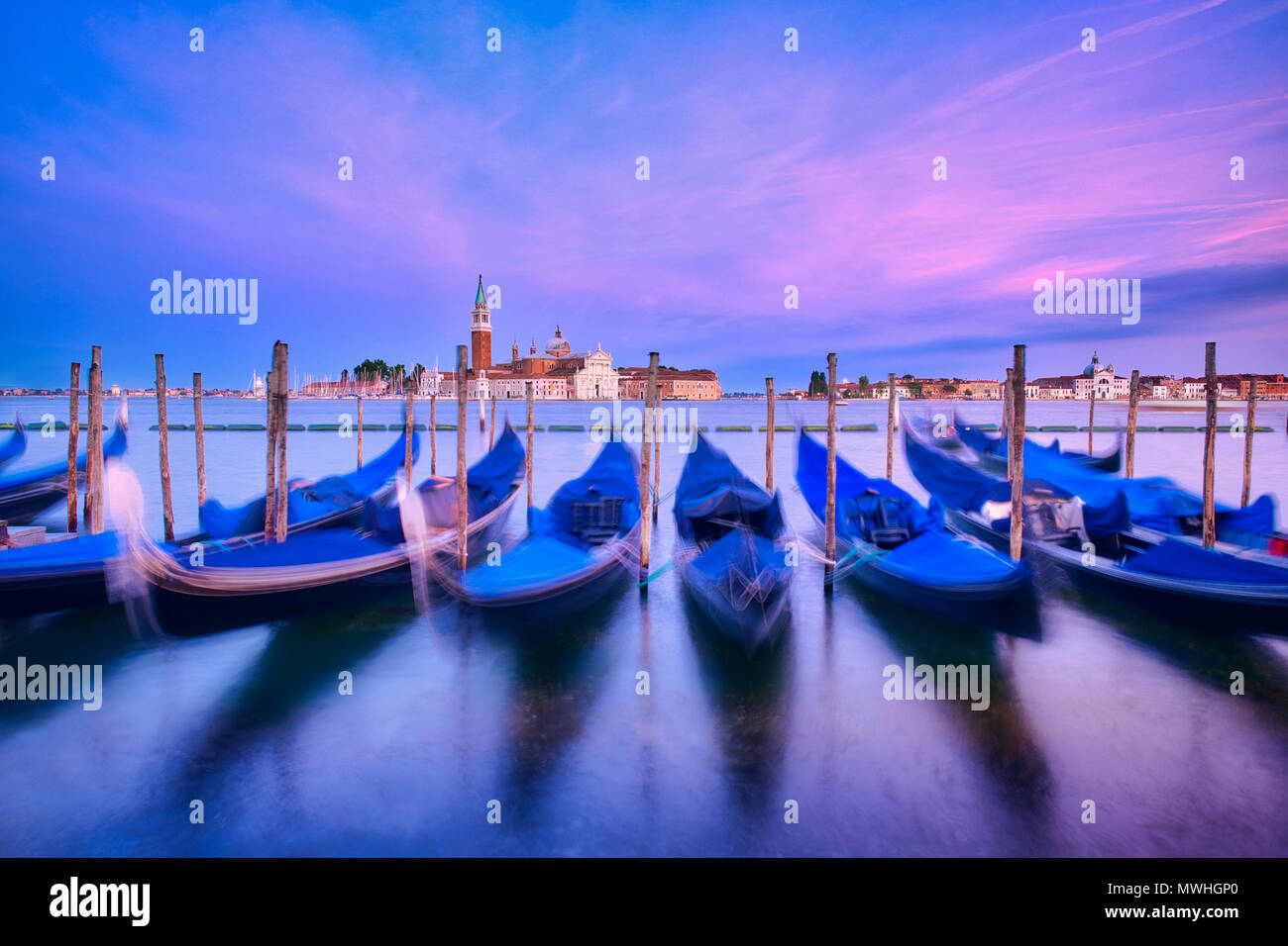 Foto del tramonto a Venezia con le gondole Foto Stock