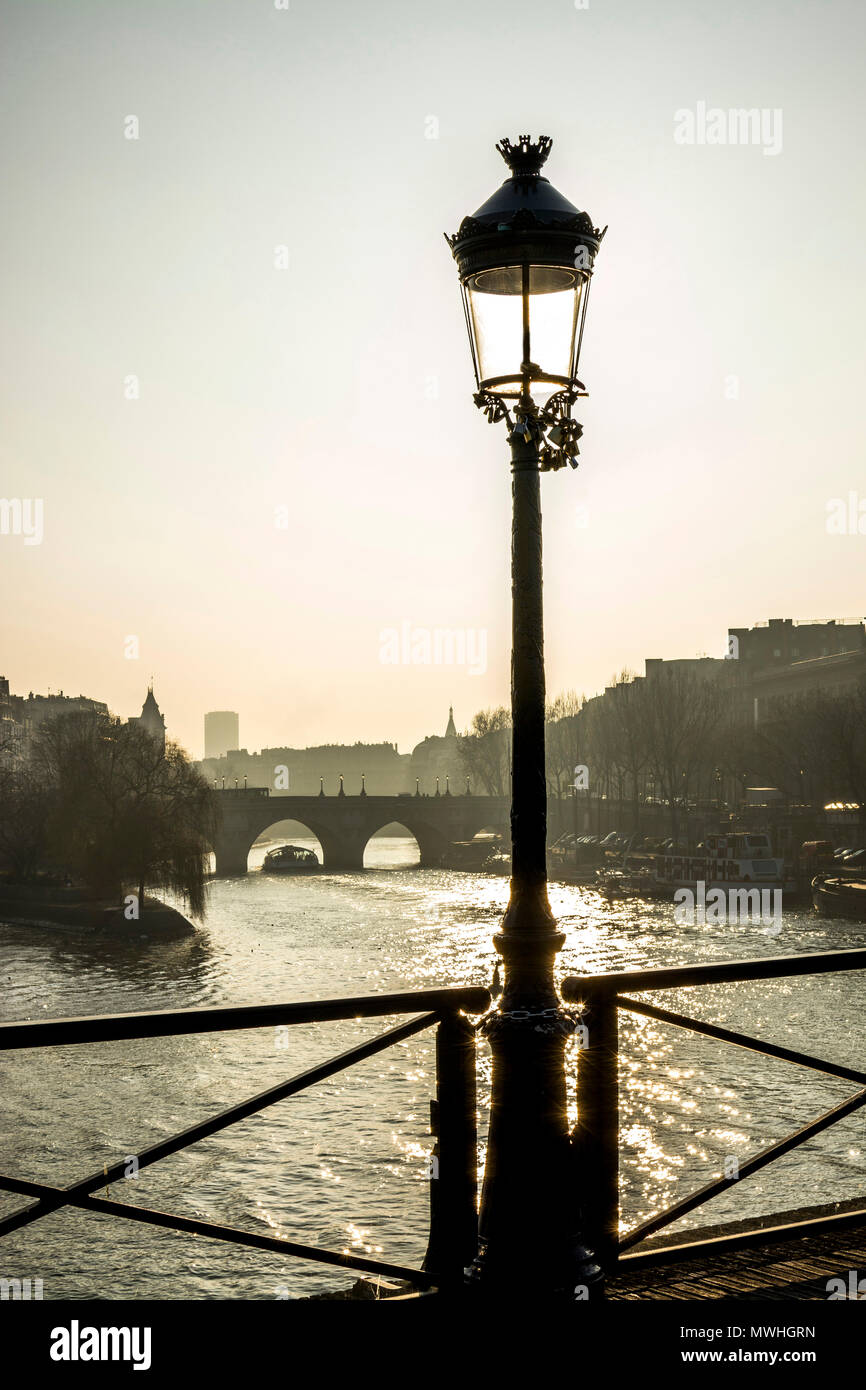 Vecchia strada vintage lampada su un ponte. Paris 1er arrondissement Foto Stock
