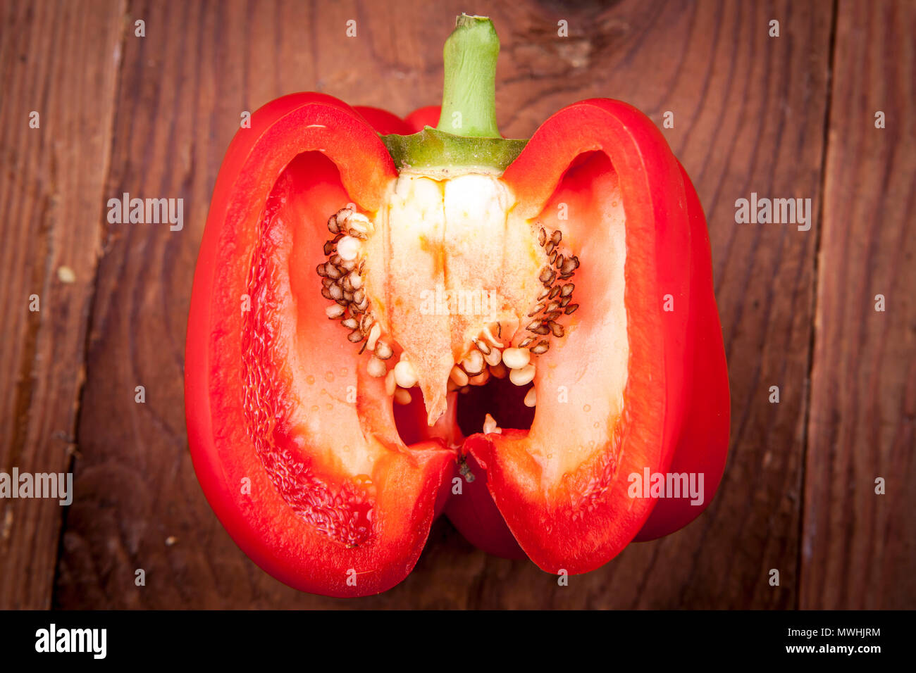 Guardando all'interno di un peperone rosso. Foto Stock