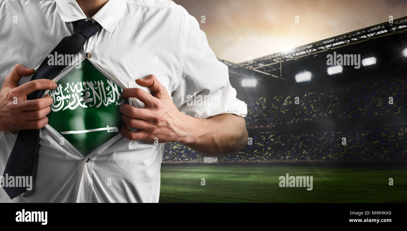 Arabia Saudita il calcio o il calcio sostenitore mostra bandiera Foto Stock