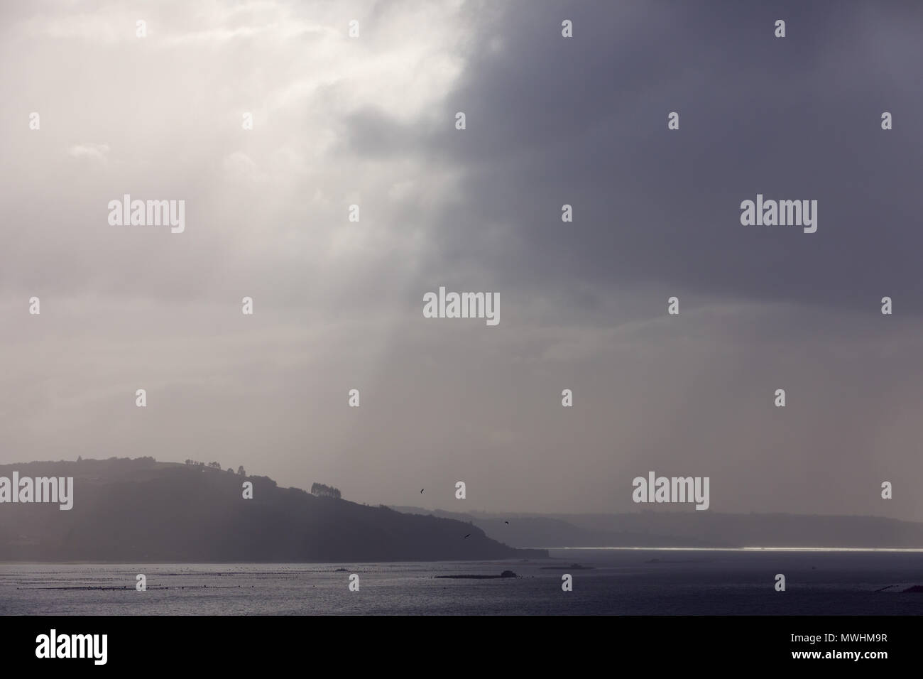 Quinchao Isola, Chiloé, Cile: una vista attraverso il canale. Foto Stock