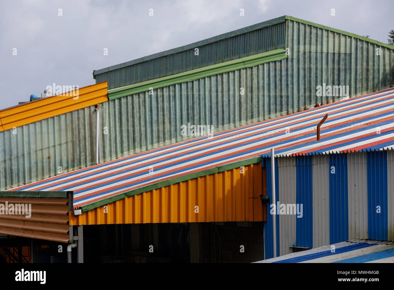 Chiloé, Cile: edificio colorato con molte strisce, vicino a Castro, Chiloé, Cile. Foto Stock