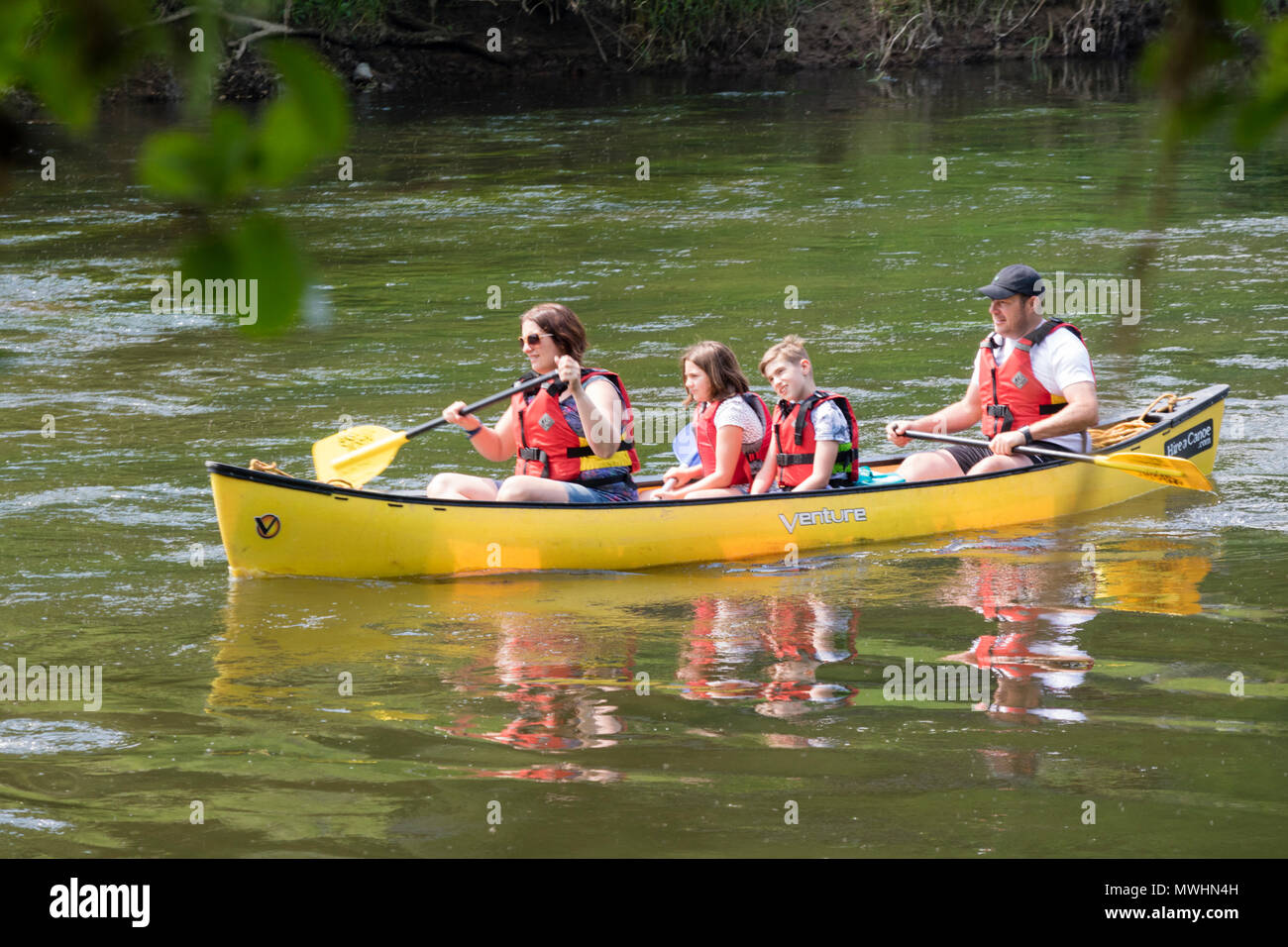 Una famiglia godetevi una giornata in canoa sul fiume, England, Regno Unito Foto Stock