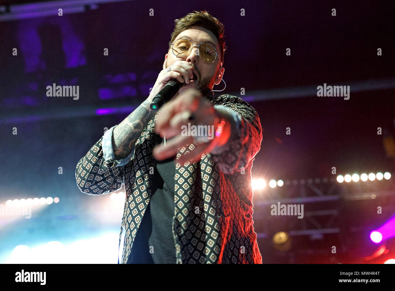 Cantante pop e ex X Factor vincitore James Arthur rivolti a un fotografo la lente durante una performance live in Sheffield, UK. James Arthur live, James Arthur cantante, James Arthur in concerto. Foto Stock