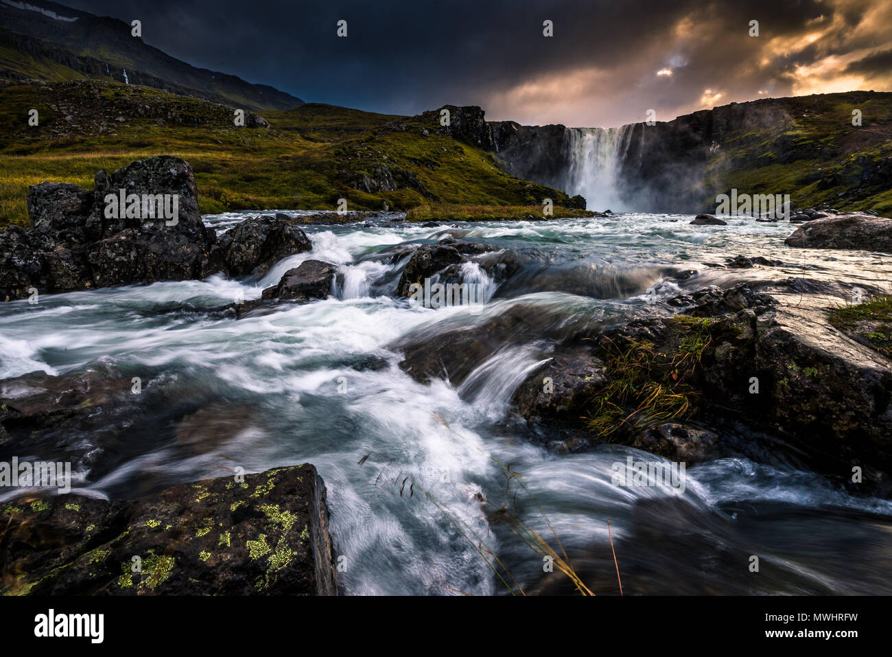Uno dei la più iconica trova più piccoli e meno note cascate di Islanda Foto Stock