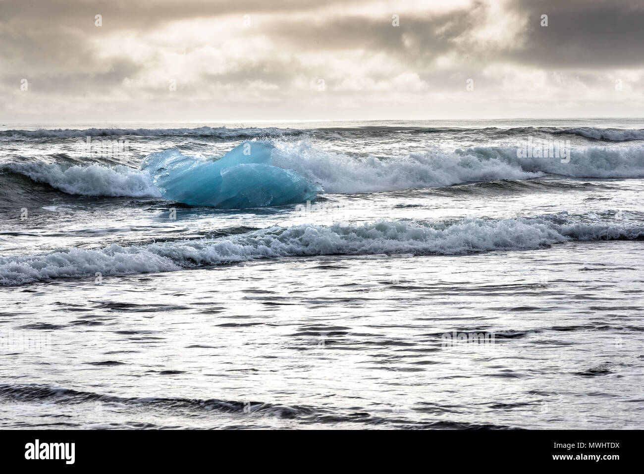 Iceberg presso la spiaggia di diamante a Laguna Jökulsarlon Foto Stock