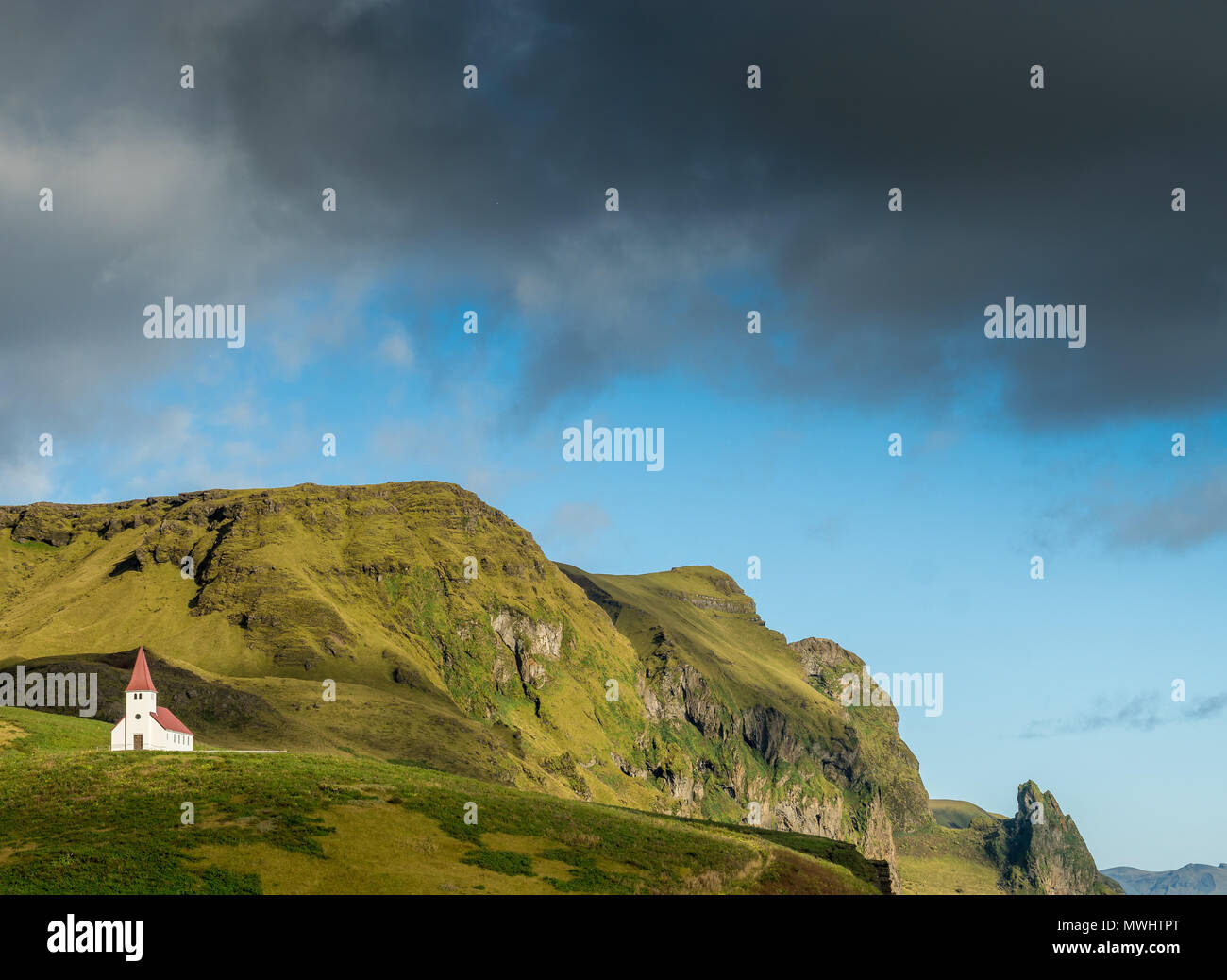 L'iconico piccola chiesa di Vik. Collocato su di una collina sopra la città è collocata in una splendida ambientazione. Foto Stock