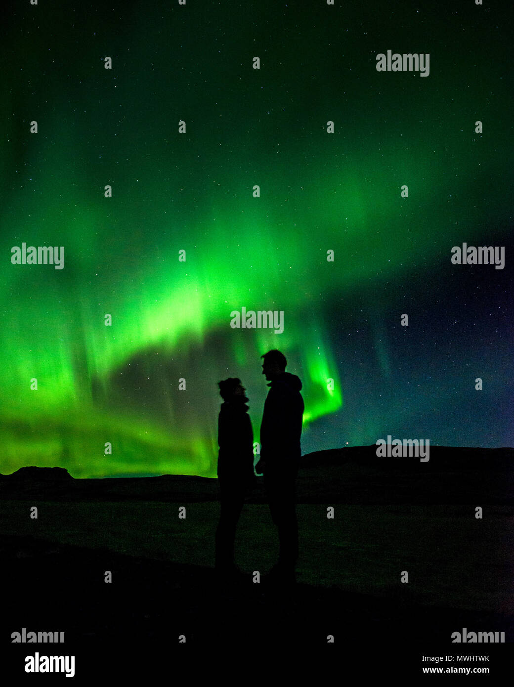 Silhouette di un paio di aurora Foto Stock