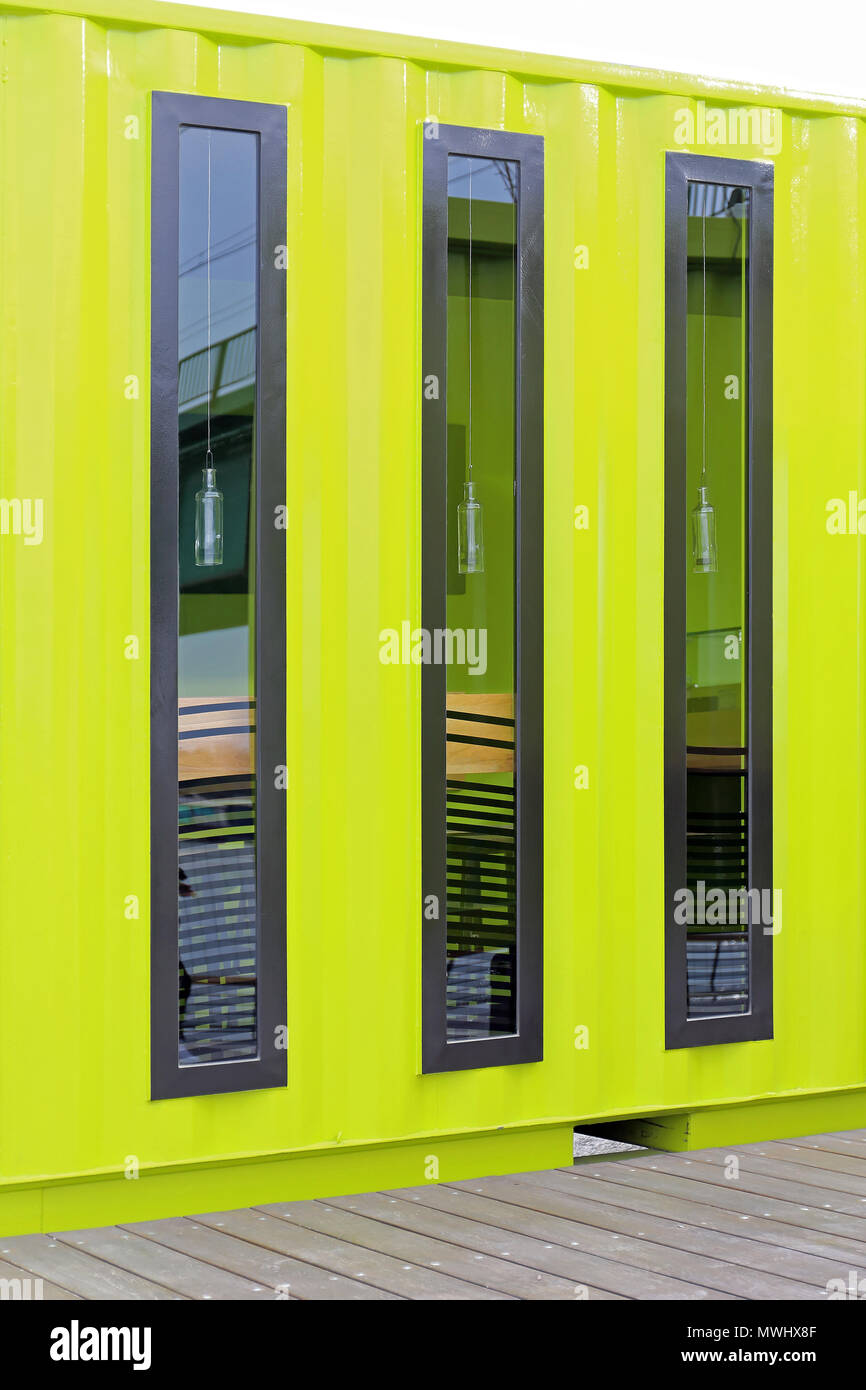 Tre finestre verticali al contenitore di carico Micro Home Foto Stock