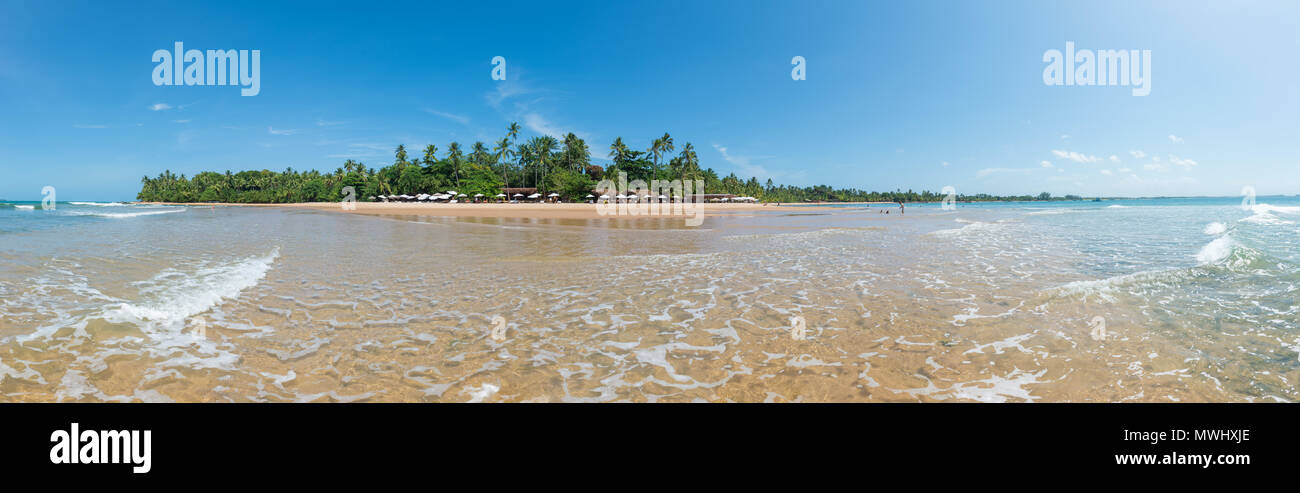 Barra Grande, Brasile - 8 Dicembre 2016: piscine naturali nella Barra Grande spiaggia al Peninsula de Marau, Sud Bahia in Brasile Foto Stock