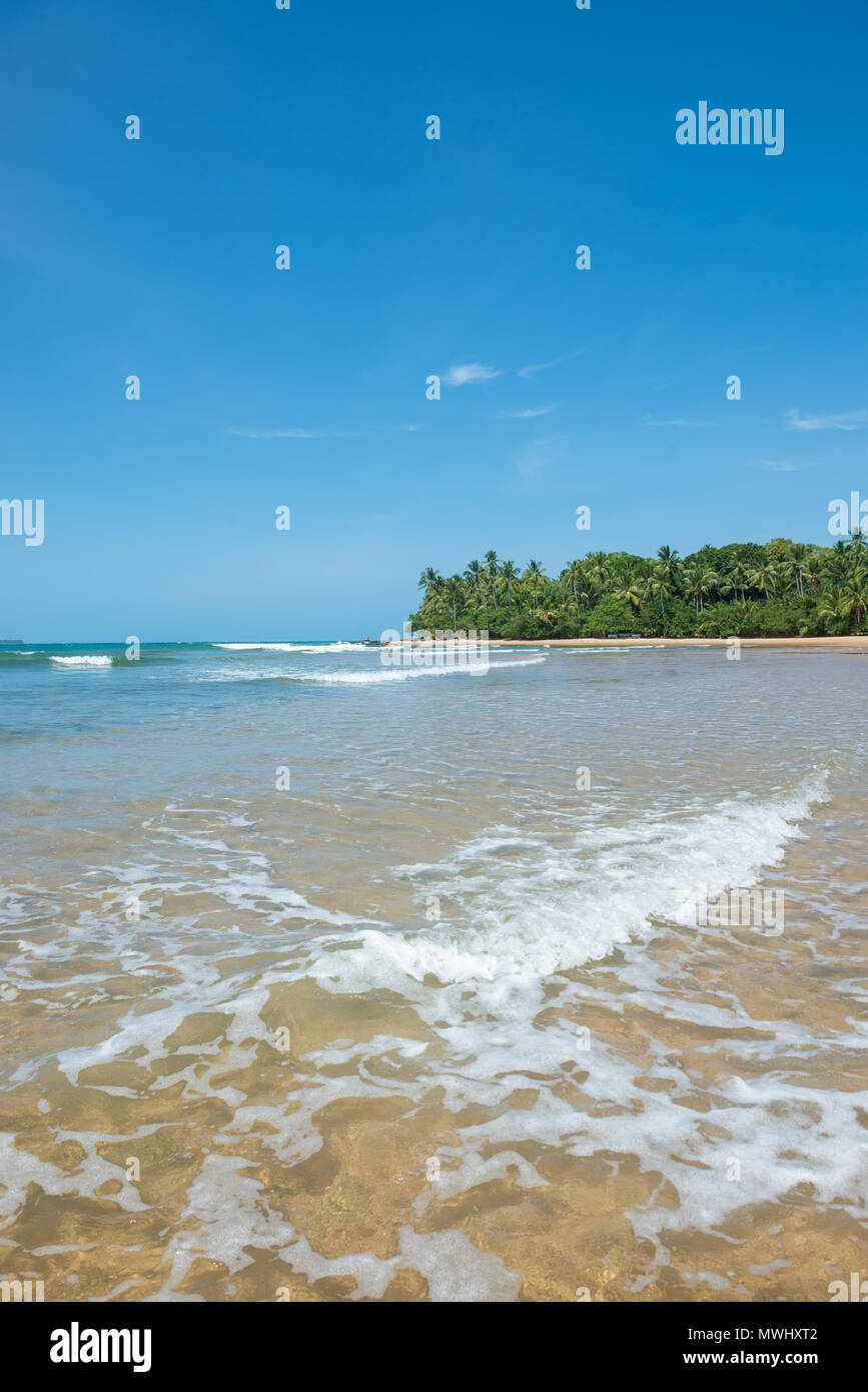 Barra Grande, Brasile - 8 Dicembre 2016: piscine naturali nella Barra Grande spiaggia al Peninsula de Marau, Sud Bahia in Brasile Foto Stock