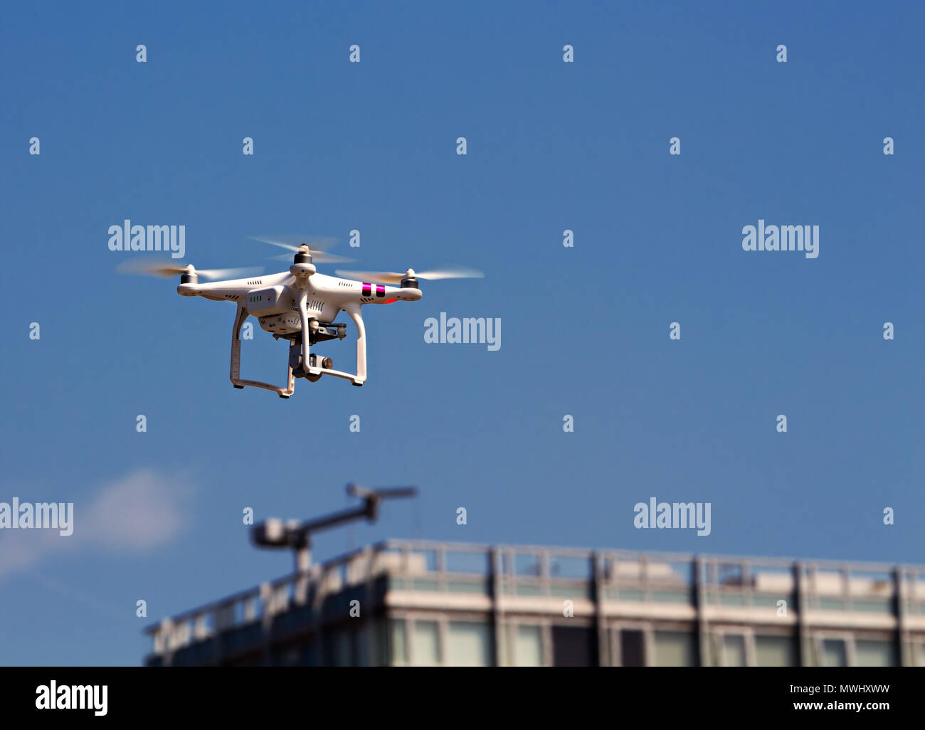 Un Drone in volo contro un cielo blu chiaro con abbondanza di spazio di copia Foto Stock
