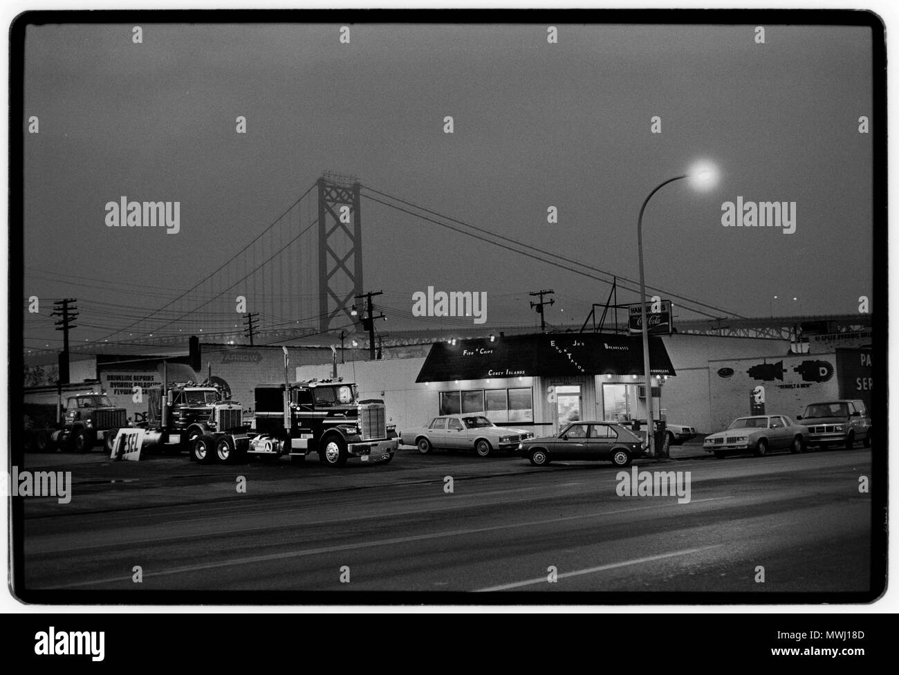 Il Ponte Ambassador (francese: Pont Ambassadeur) è una sospensione ponte che collega a Detroit, Michigan, Stati Uniti, con Windsor, Ontario, Canada. È il più trafficato international border crossing in America del Nord in termini di volume di scambi: più del 25% di tutti gli scambi di merci tra gli Stati Uniti e il Canada attraversa il ponte a pedaggio. Un confine 2004 Trasporto Partnership studio mostrò che 150.000 posti di lavoro nella regione e 13 miliardi di dollari USA in produzione annuale dipendono dalla Detroit-Windsor international border crossing. Il ponte è di proprietà di grosse Pointe miliardario Manuel Moroun attraverso Foto Stock