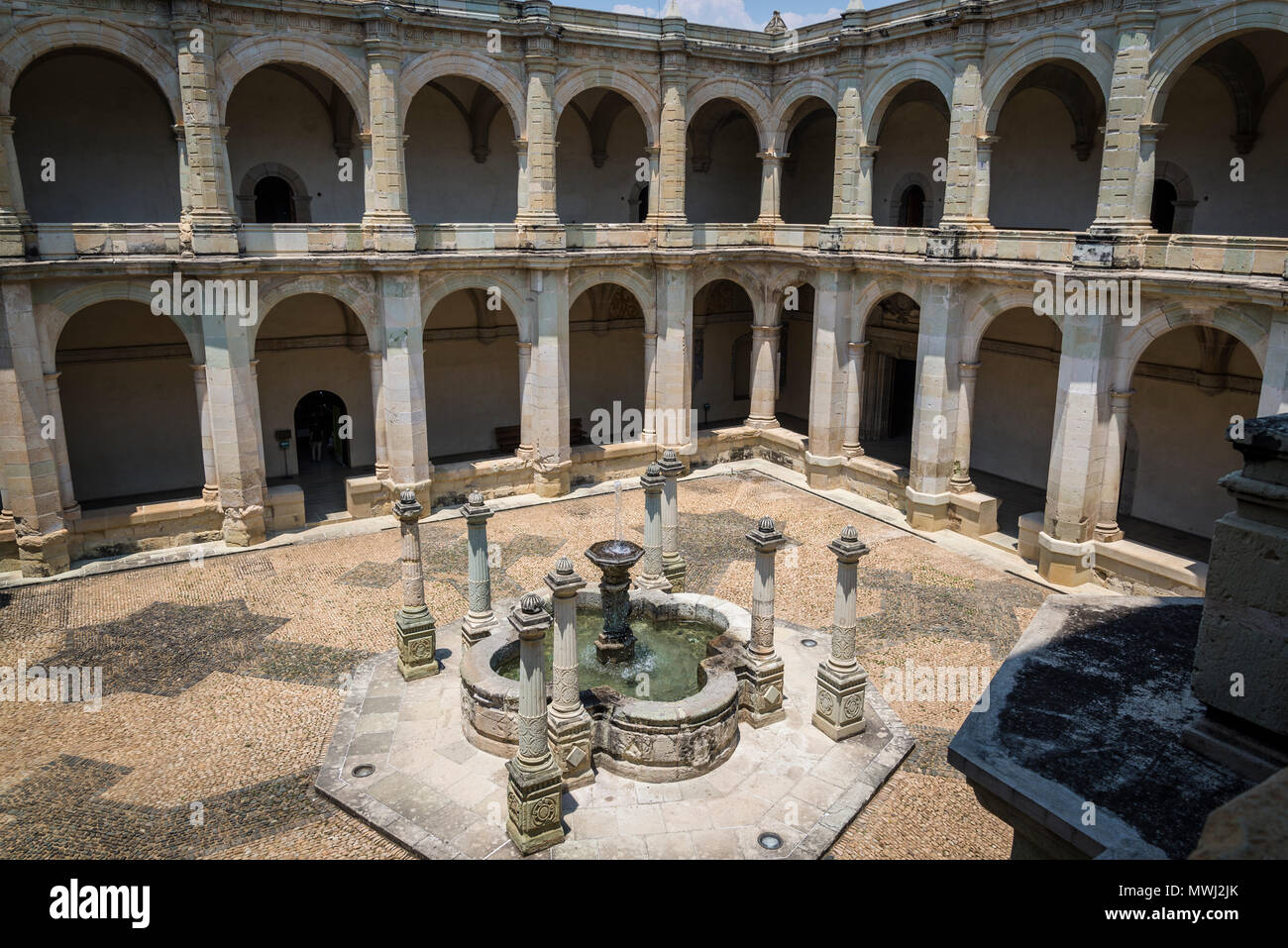 Museo delle Culture di Oaxaca, ex Santo Domingo de Guzman convento, cortile centrale con fontana, Oaxaca, Messico Foto Stock