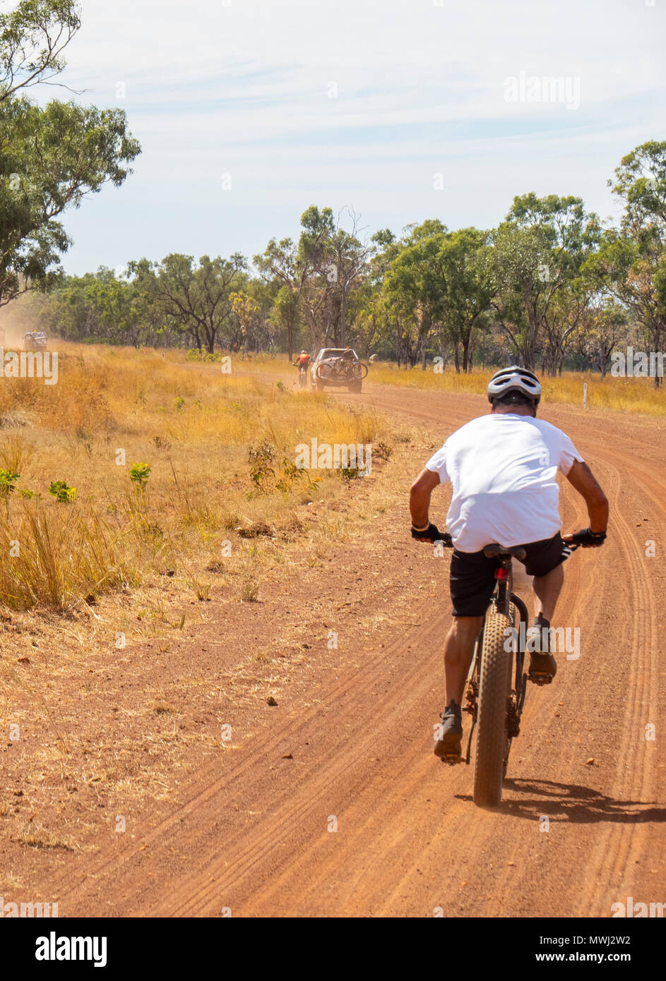 Un ciclista in sella a una fatbike nel Gibb Challenge 2018 sulla Gibb River Road WA Kimberley Australia Foto Stock