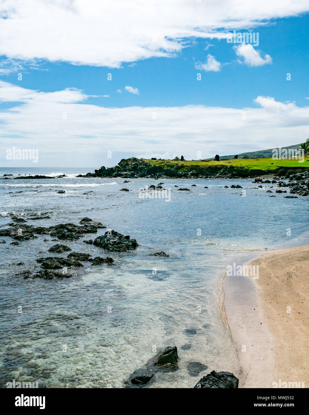 Tranquilla insenatura di sabbia di costa rocciosa, Hanga Roa, Rapa Nui, Isola di Pasqua, Cile Foto Stock
