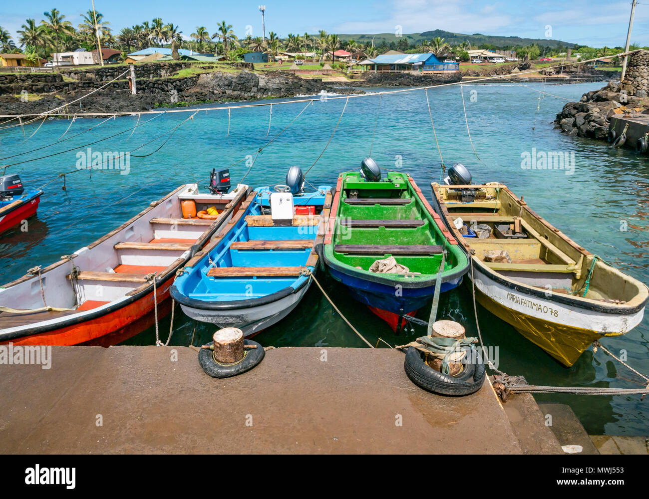 Colorato di piccole imbarcazioni di legno aperte legato in porto, Hanga Roa, isola di pasqua, Rapa Nui, Cile Foto Stock