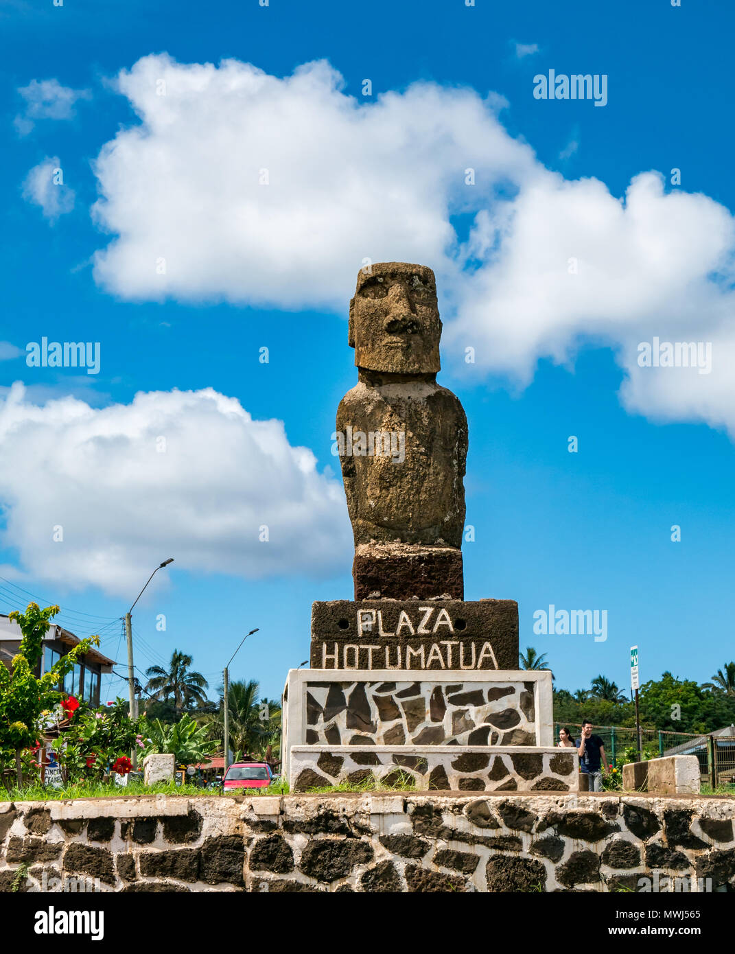 Moai statua, Plaza Hotu Matu'a, centro di Hanga Roa, Rapa Nui, Isola di Pasqua, Cile Foto Stock