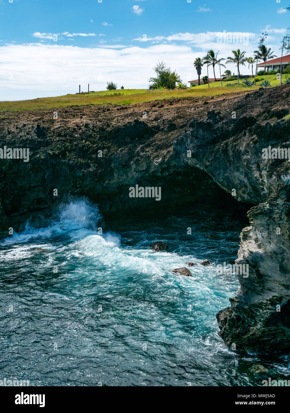 Grotta marina eroso da lava roccia vulcanica, coste rocciose a Ana Kai Tangata, Hanga Roa, Isola di Pasqua, Rapa Nui, Cile Foto Stock