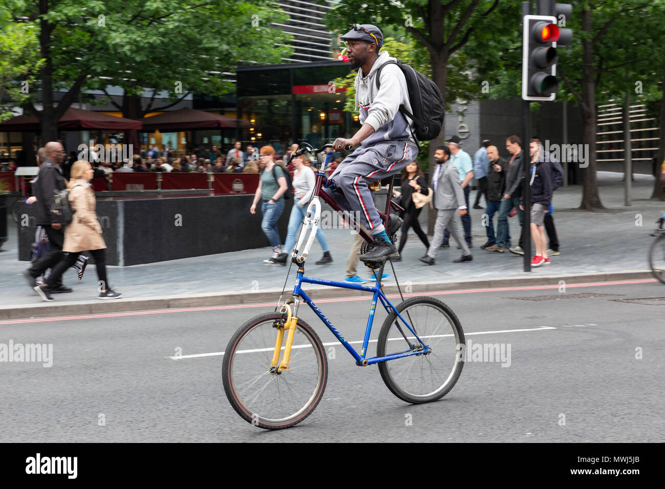 LONDON, Regno Unito - 24 Maggio 2018 : un uomo a cavallo di un "double-decker' personalizzata in bicicletta nella zona di London Bridge. Foto Stock