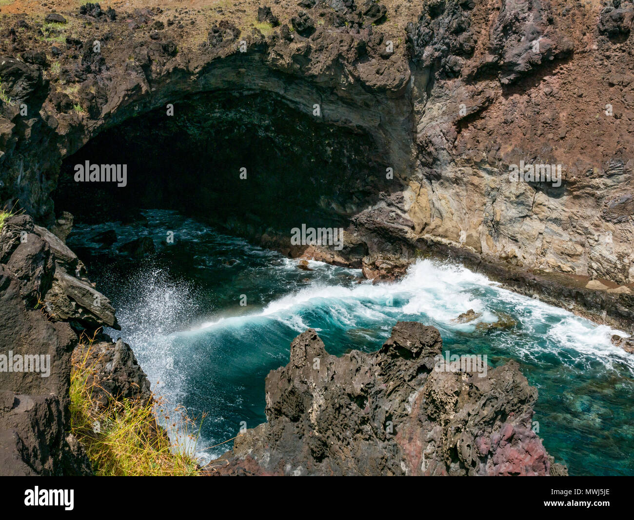 Grotta marina eroso da lava roccia vulcanica, coste rocciose a Ana Kai Tangata, Hanga Roa, Isola di Pasqua, Rapa Nui, Cile Foto Stock