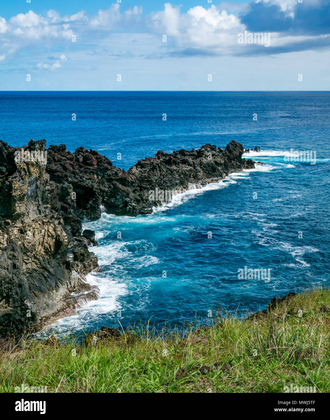 Scogliera sul mare e coste rocciose con lava eroso la roccia vulcanica, Ana Kai Tangata, Hanga Roa, Rapa Nui, Isola di Pasqua, Cile Foto Stock