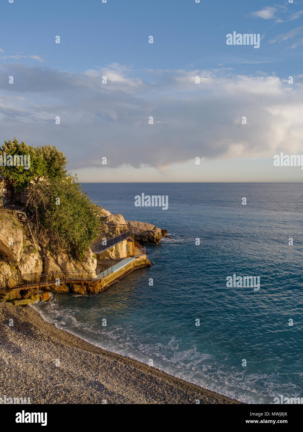 Quai de Rauba Capeu (o, più semplice, Quai Rauba Capeu) è il tratto di strada che delinea la curvatura geografica la riva destra descritto prima Foto Stock