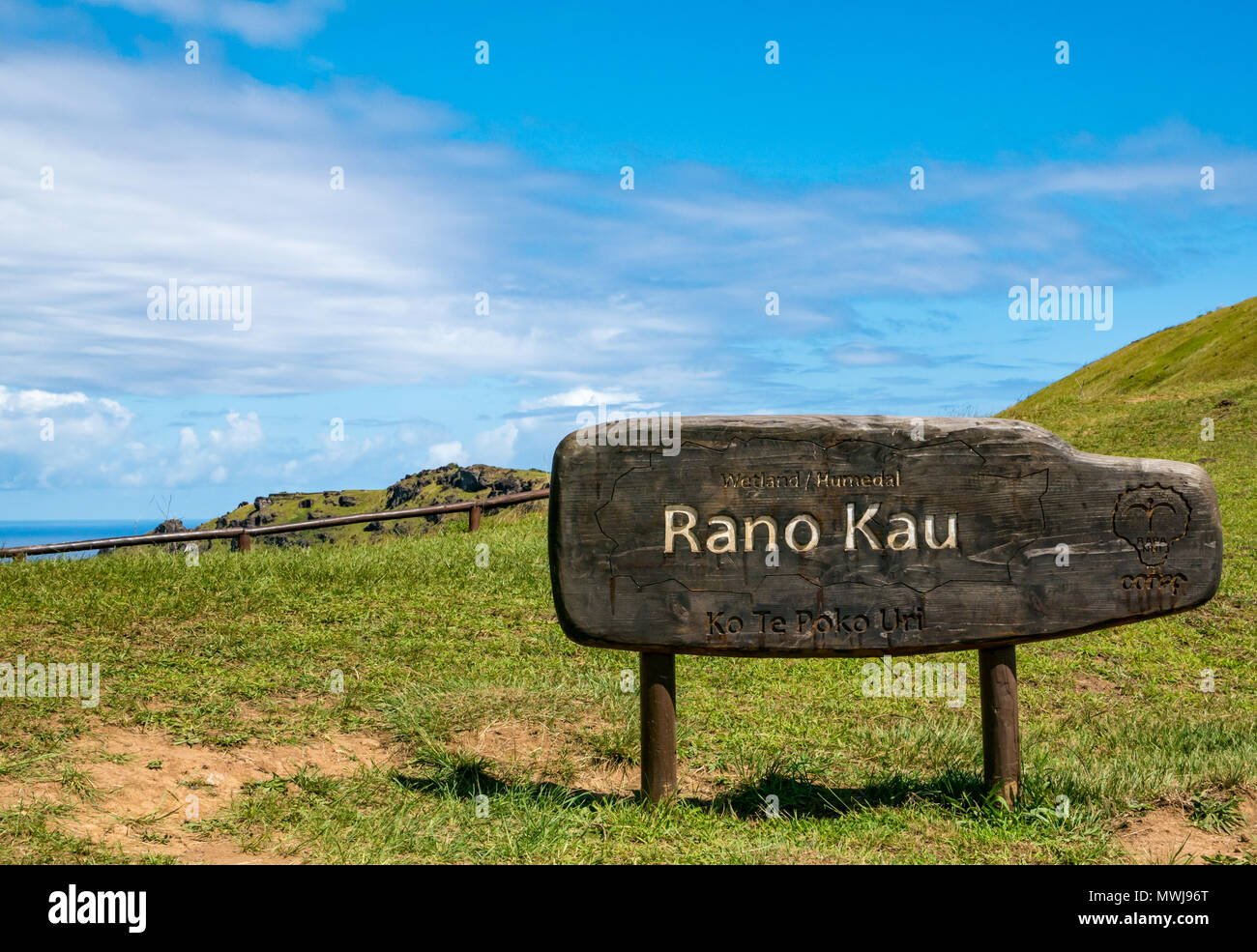 Visitatore di legno segno, Rano Kau vulcano Crater Rim, l'isola di pasqua, Rapa Nui, Cile Foto Stock