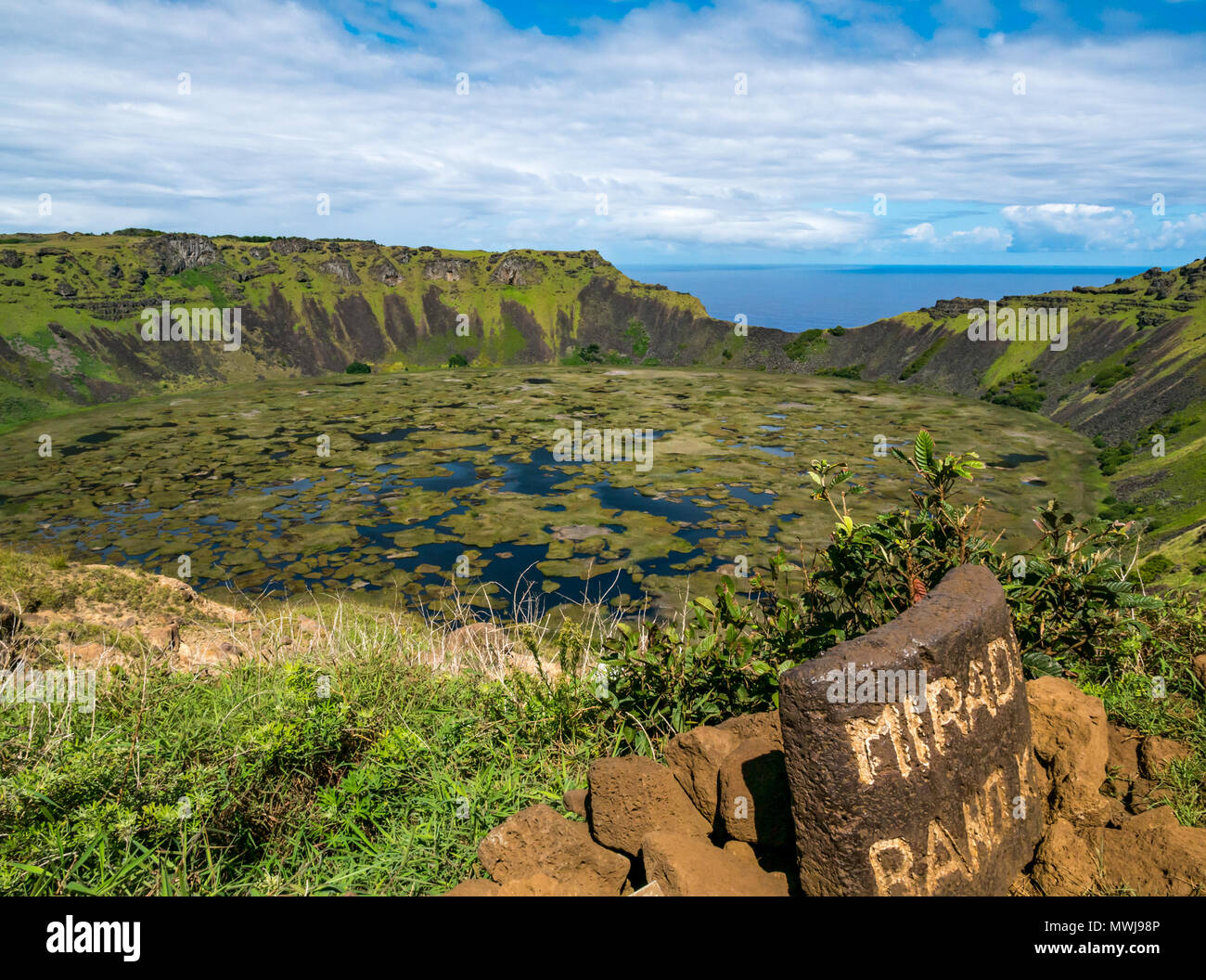 Punto di vista sul bordo craterico, Rano Kau vulcano estinto, con zona umida nel cratere e oltre oceano, Isola di Pasqua, Rapa Nui, Cile Foto Stock