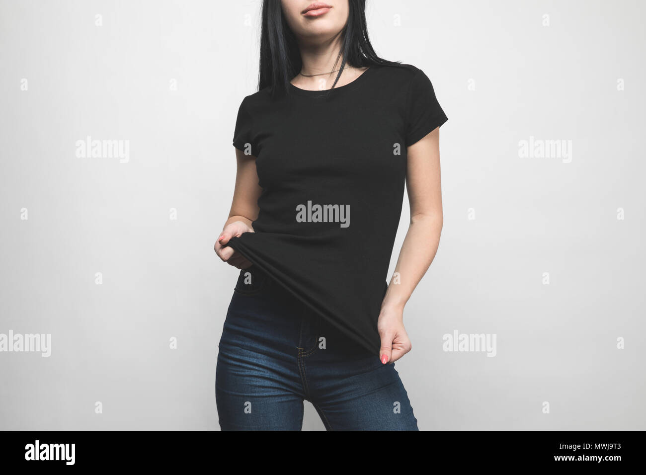 Mockup di una elegante T-shirt nera su una coppia, una ragazza, un ragazzo,  isolato su uno sfondo in studio. Modello di abbigliamento casual alla moda  per il design Foto stock - Alamy