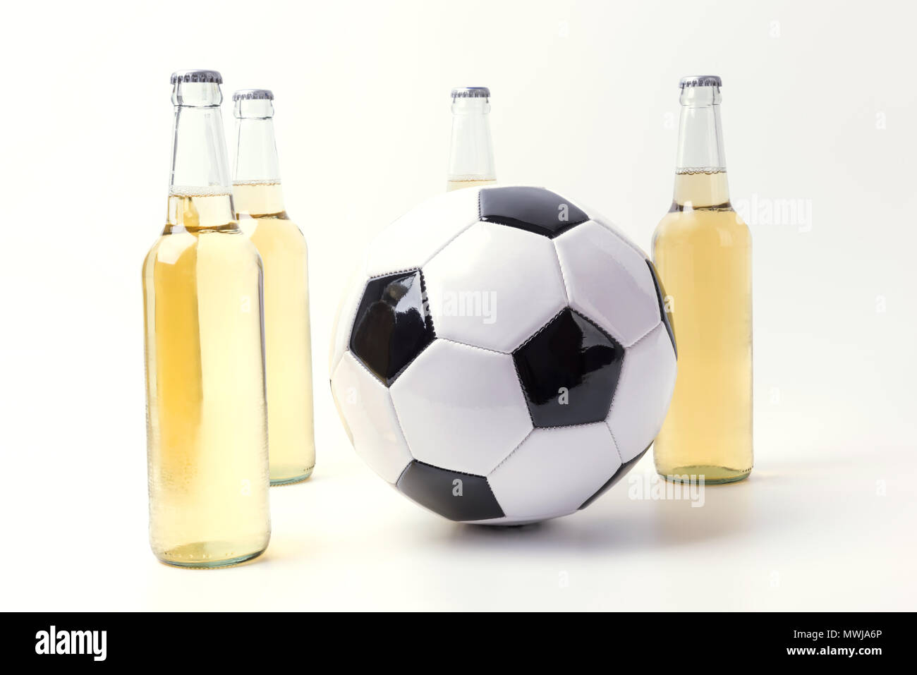 Bottiglie di birra fresca con pallone da calcio su sfondo bianco. Il calcio di birra Foto Stock