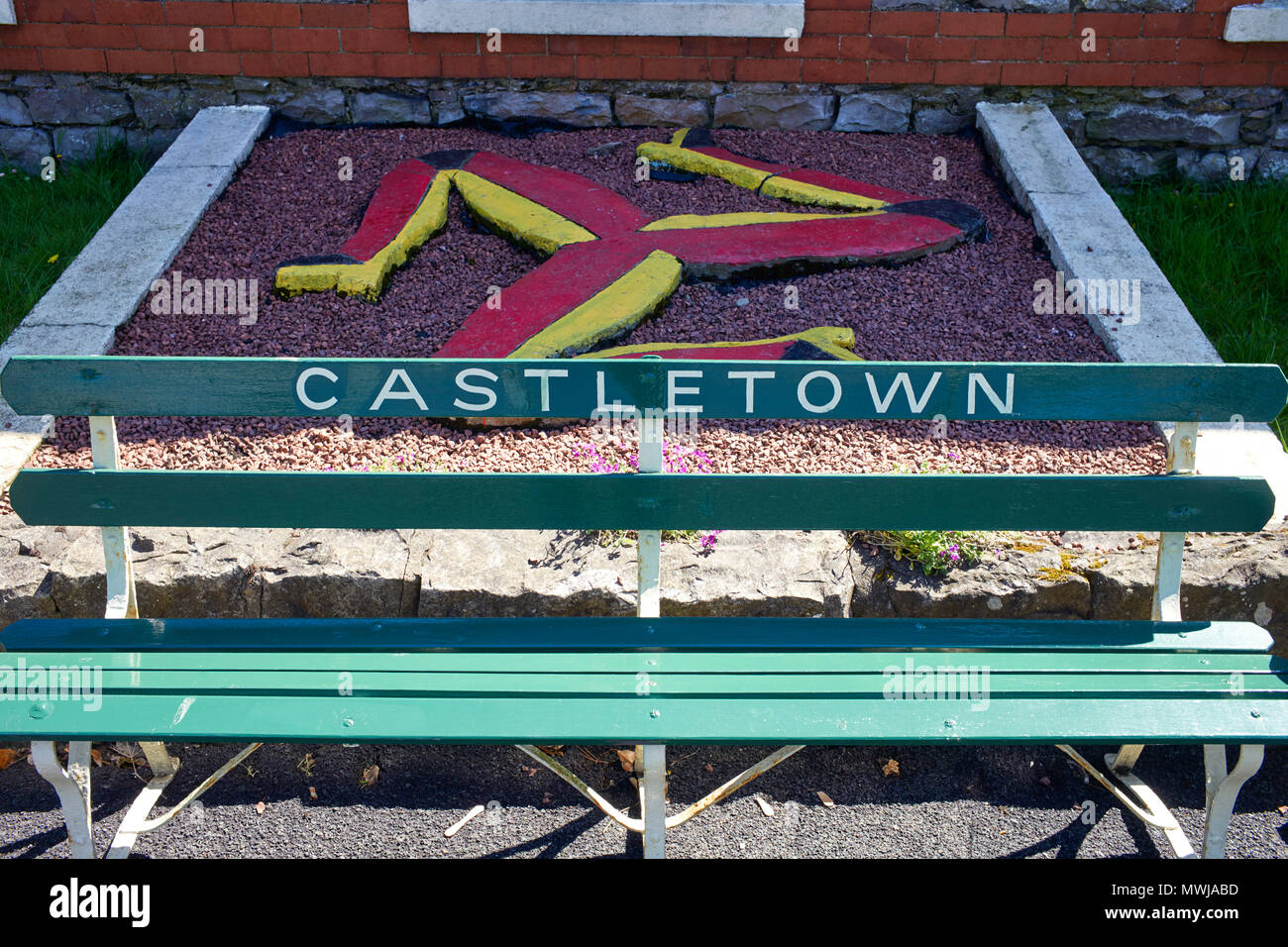 Sedile piattaforma e manx tre gambe logo a Castletown steam railway station Foto Stock