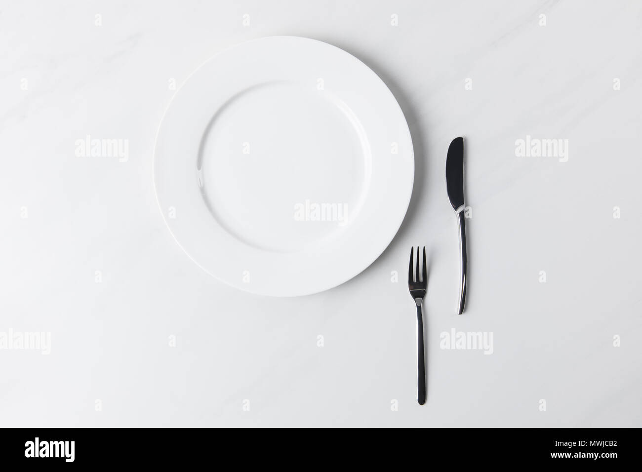 Vista superiore della piastra con coltello e forchetta, tabella appuntamenti concepimento Foto Stock