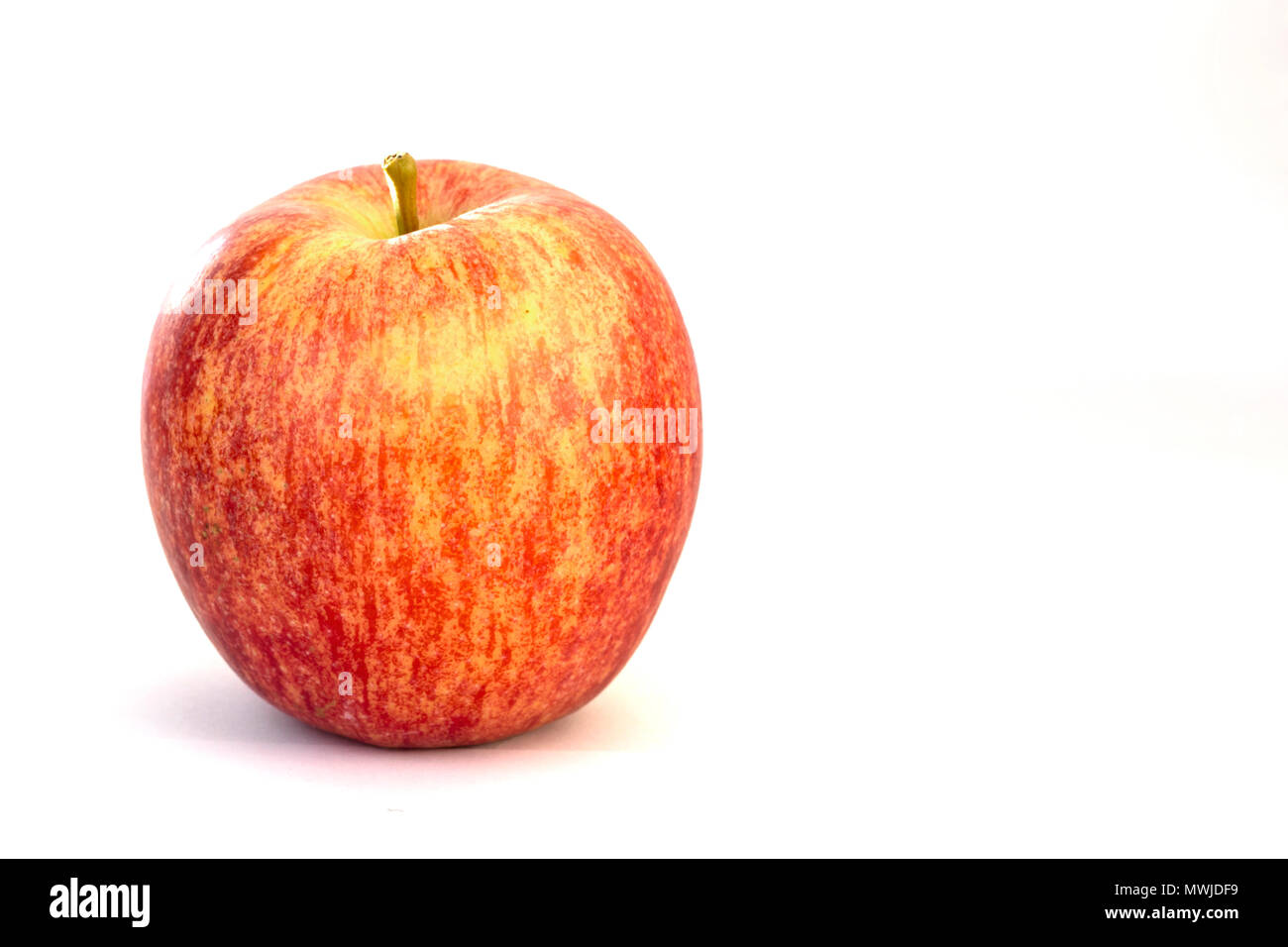 Unico apple in stretta su sfondo bianco Foto Stock