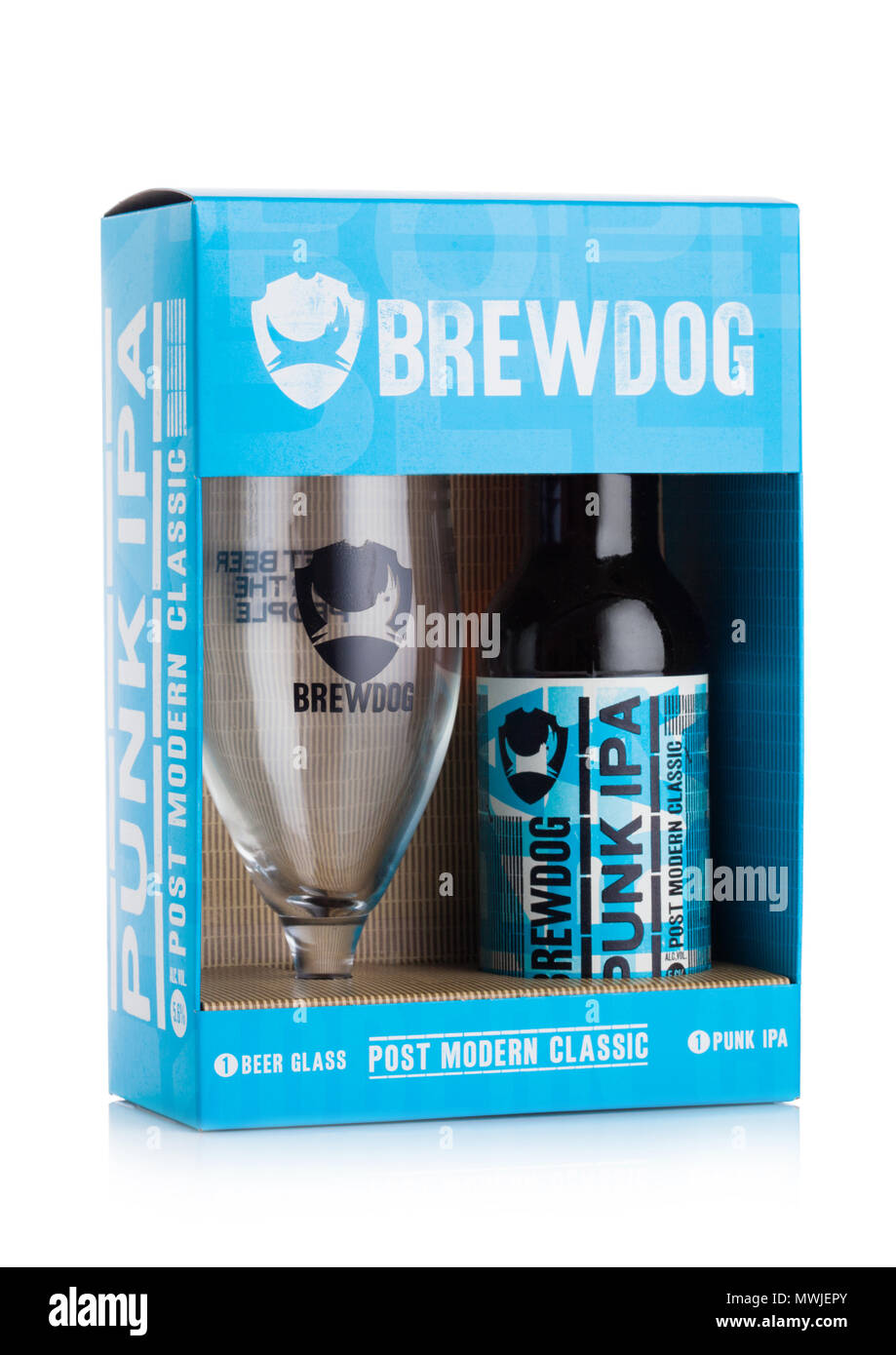 LONDON, Regno Unito - 01 giugno 2018: confezione regalo con vetro originale e una bottiglia di Punk Ipa post moderno classico, dal birrificio Brewdog su sfondo bianco. Foto Stock