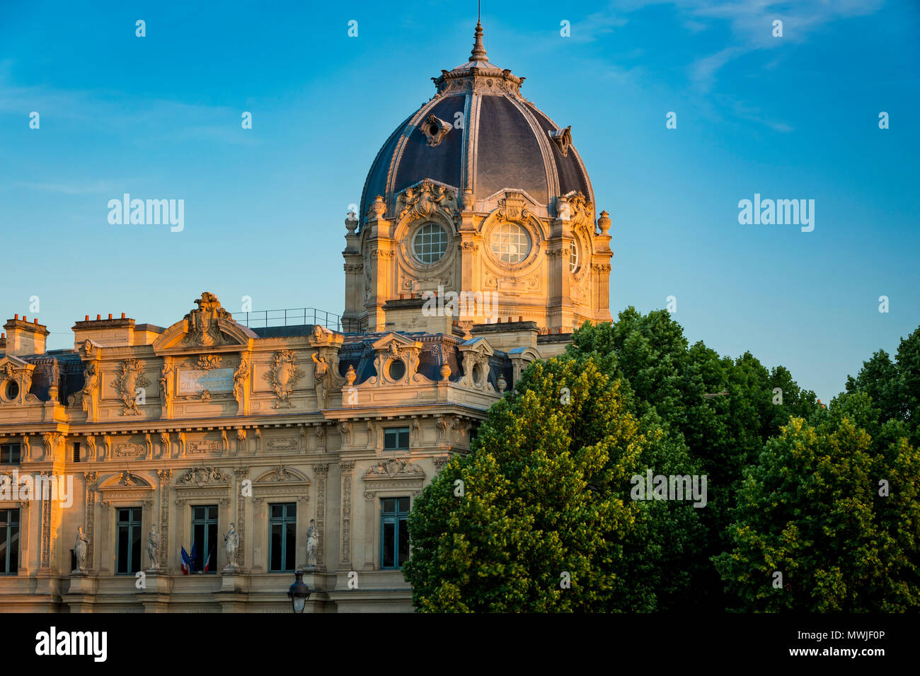 Sera La luce solare sulla Greffe du Tribunal de Commerce de Paris - il tribunale commerciale edificio sulla Ile de la Cite, Parigi, Francia Foto Stock