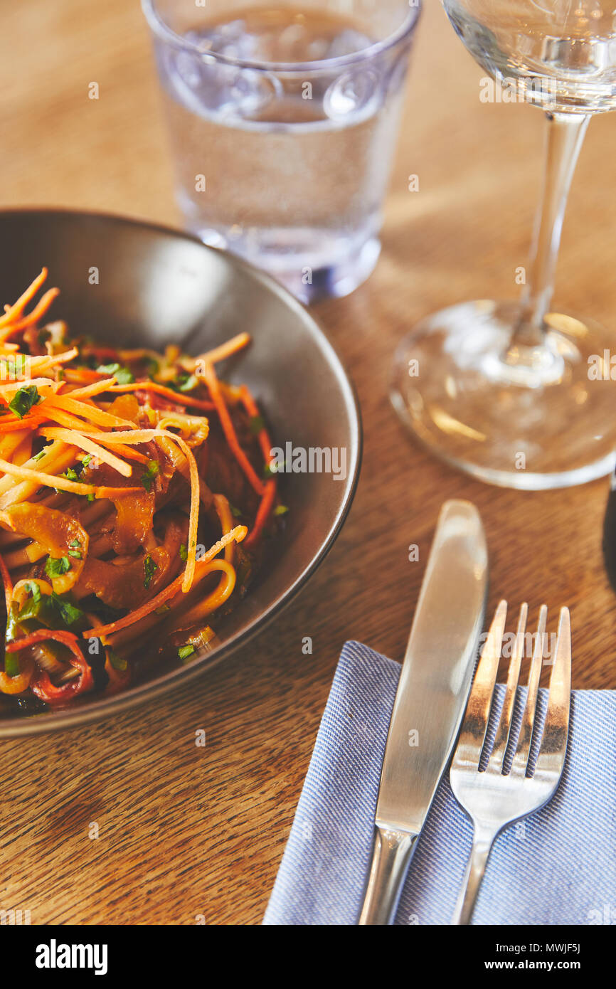 Hot delizioso piatto di udon con carne di maiale sul tavolo ristorante Foto Stock