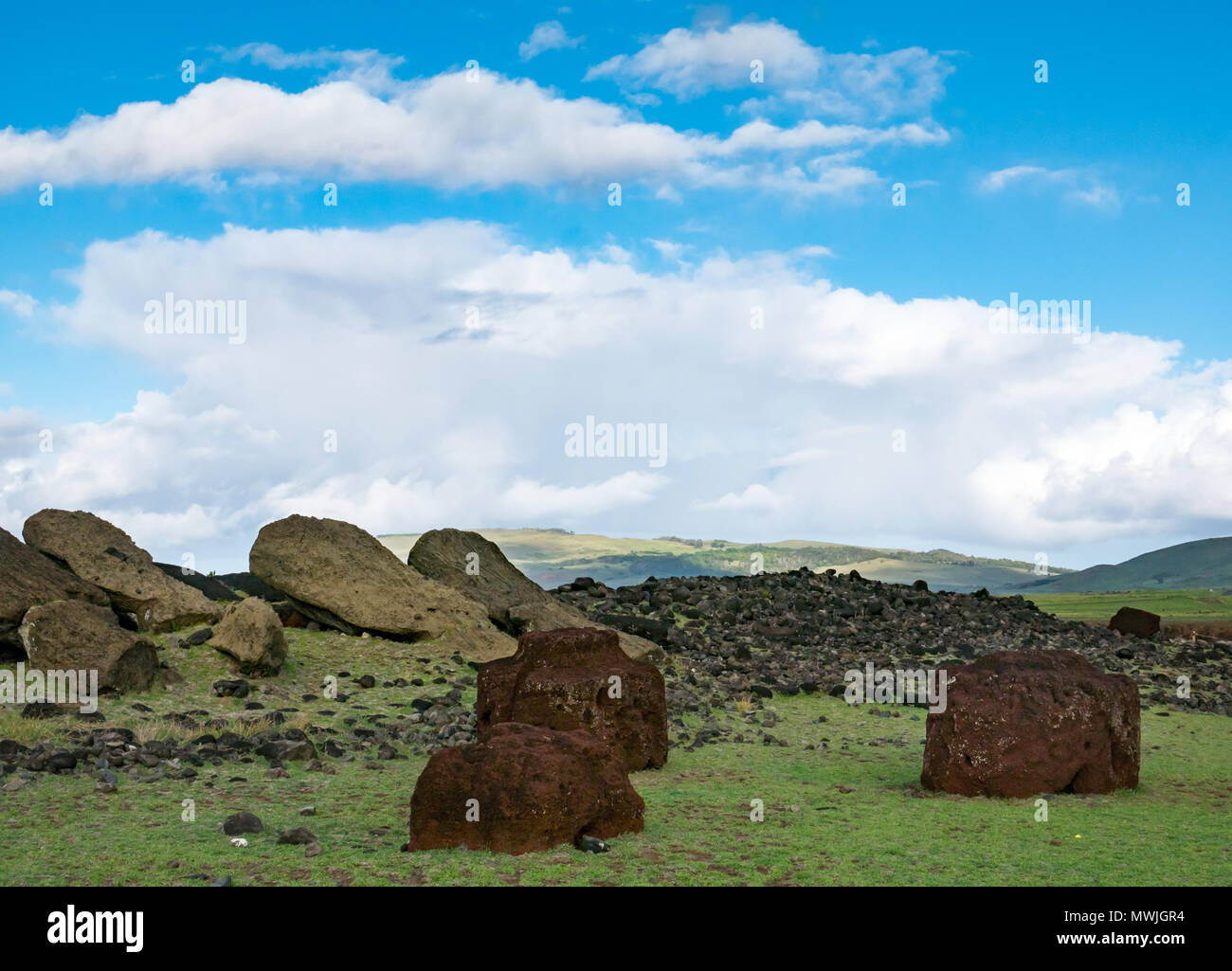 Crollato ancestrale di pietra vulcanica Moai figure vicino al litorale, Akahanga, Isola di Pasqua, Rapa Nui, Cile, con scouria rossa roccia vulcanica topknots Foto Stock