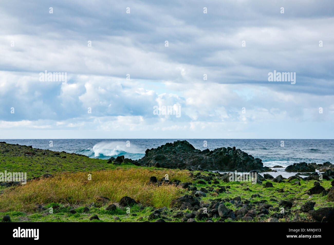 Oceano Pacifico di onde che si infrangono, Akahanga, costa sud dell'isola di pasqua, Rapa Nui, Cile Foto Stock