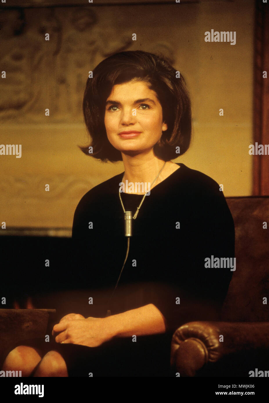 JACQUELINE Kennedy Onassis (1929-1994) ex moglie di John Fitzgerald Kennedy, qui circa 1962 durante una intervista in TV. Foto Stock