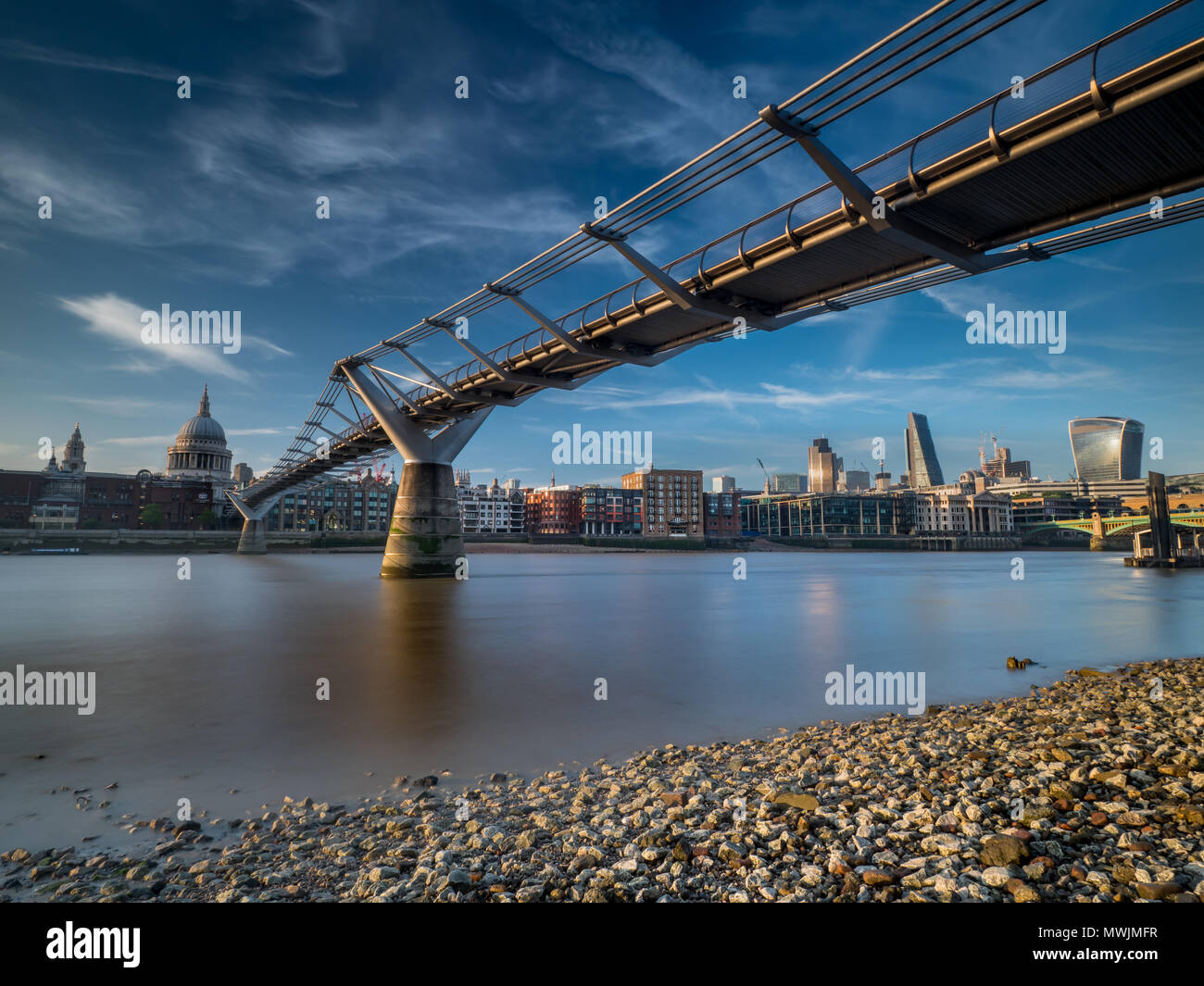 Ultima luce al Millennium Bridge Foto Stock