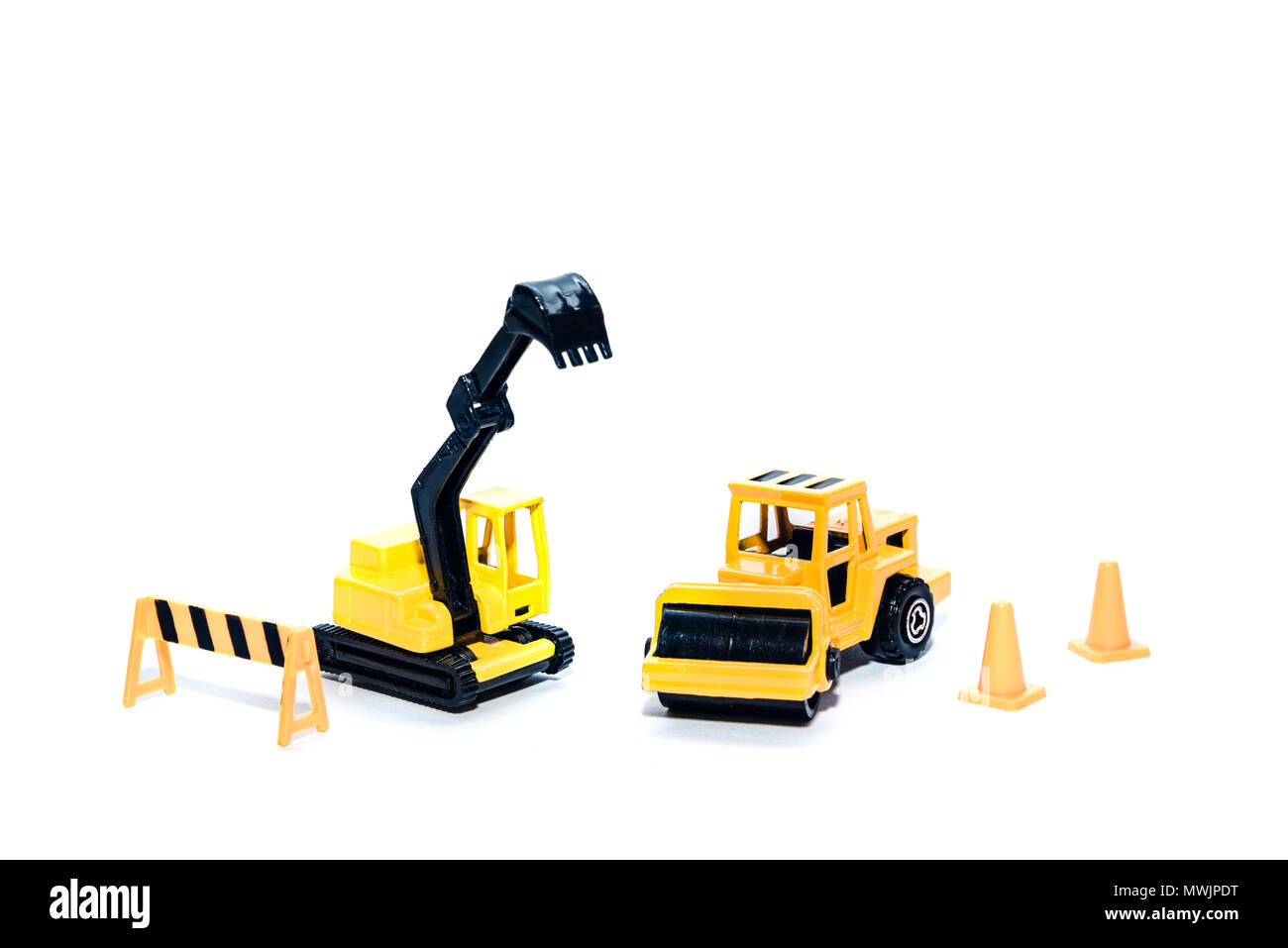 Un rullo escavatore e isolato su un fondo bianco. Giallo rullo giocattolo e escavatore giallo presso le ringhiere. Il concetto di costruzione di strada, hous Foto Stock
