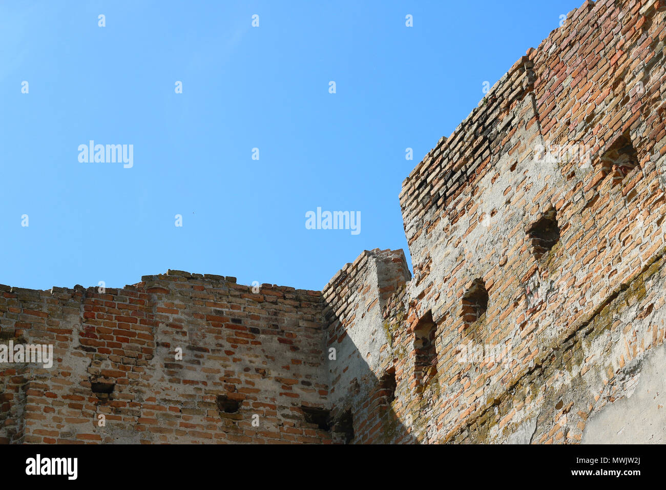 Il vecchio muro di castello e il cielo Foto Stock